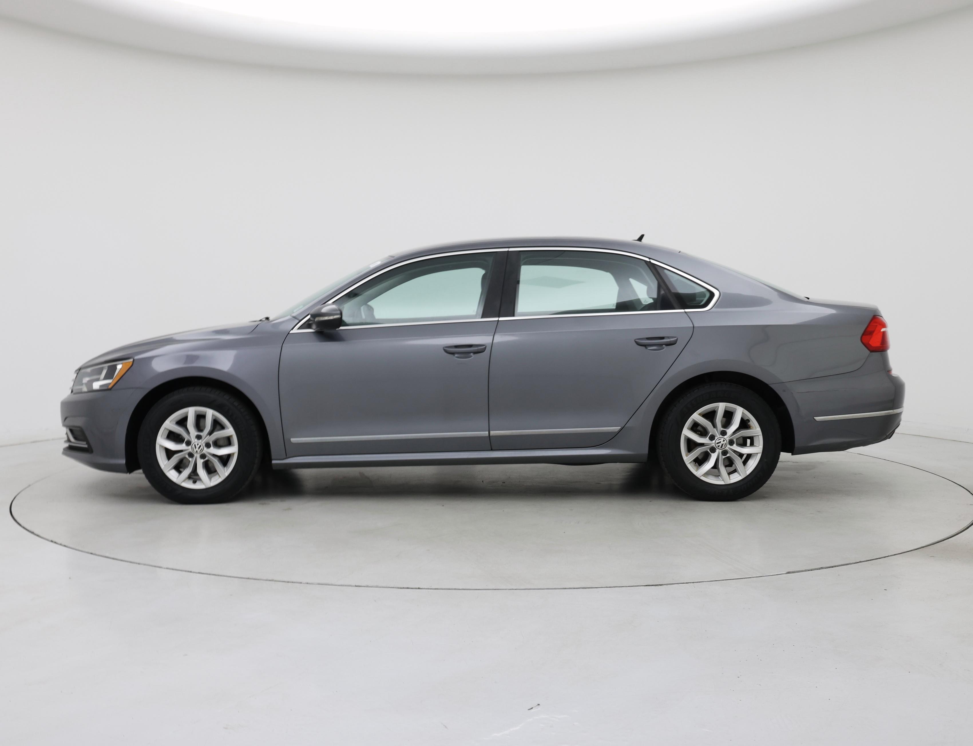 Thumbnail: 2016 Volkswagen Passat - 3