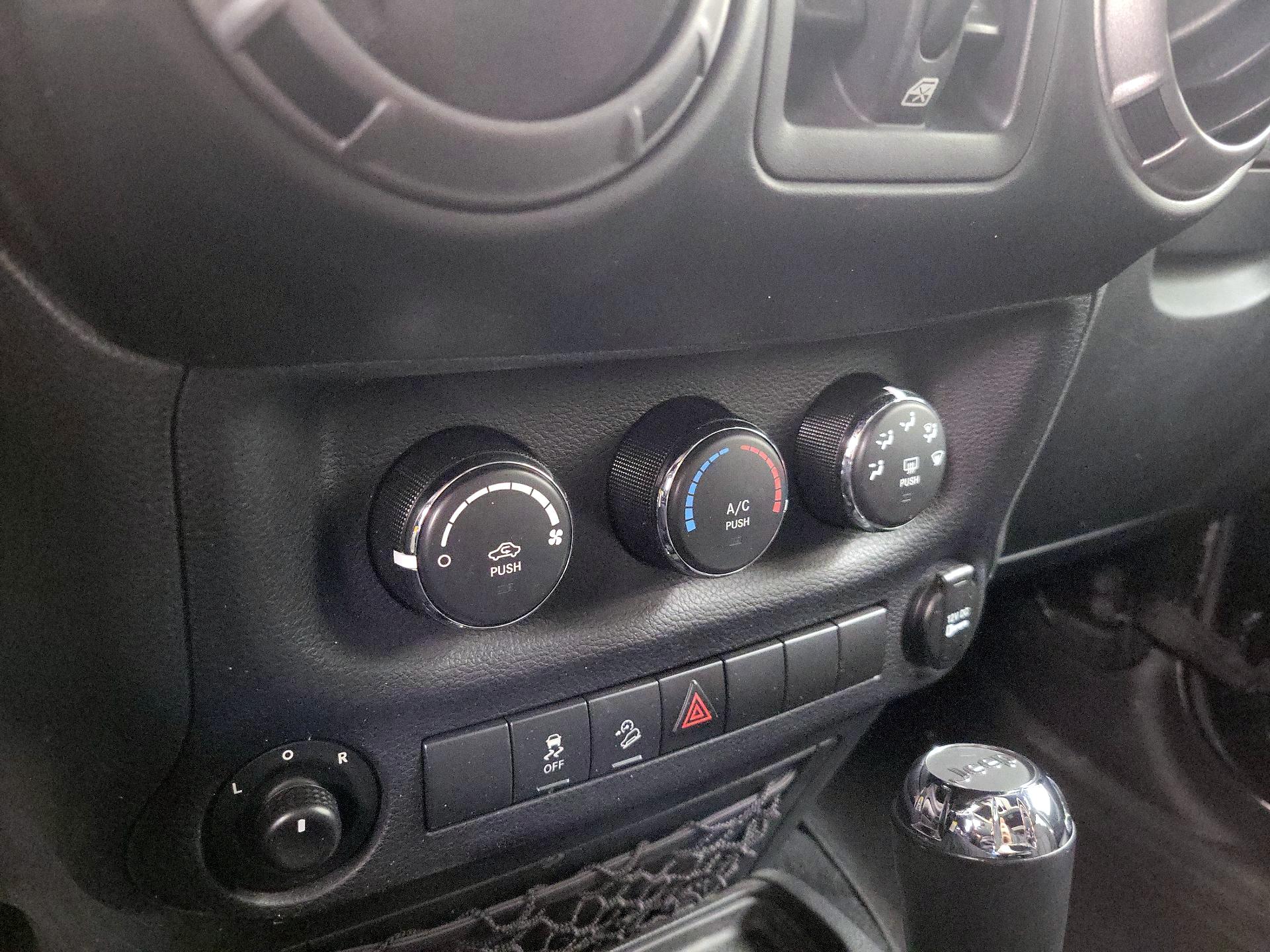 Thumbnail: 2017 Jeep Wrangler - 14