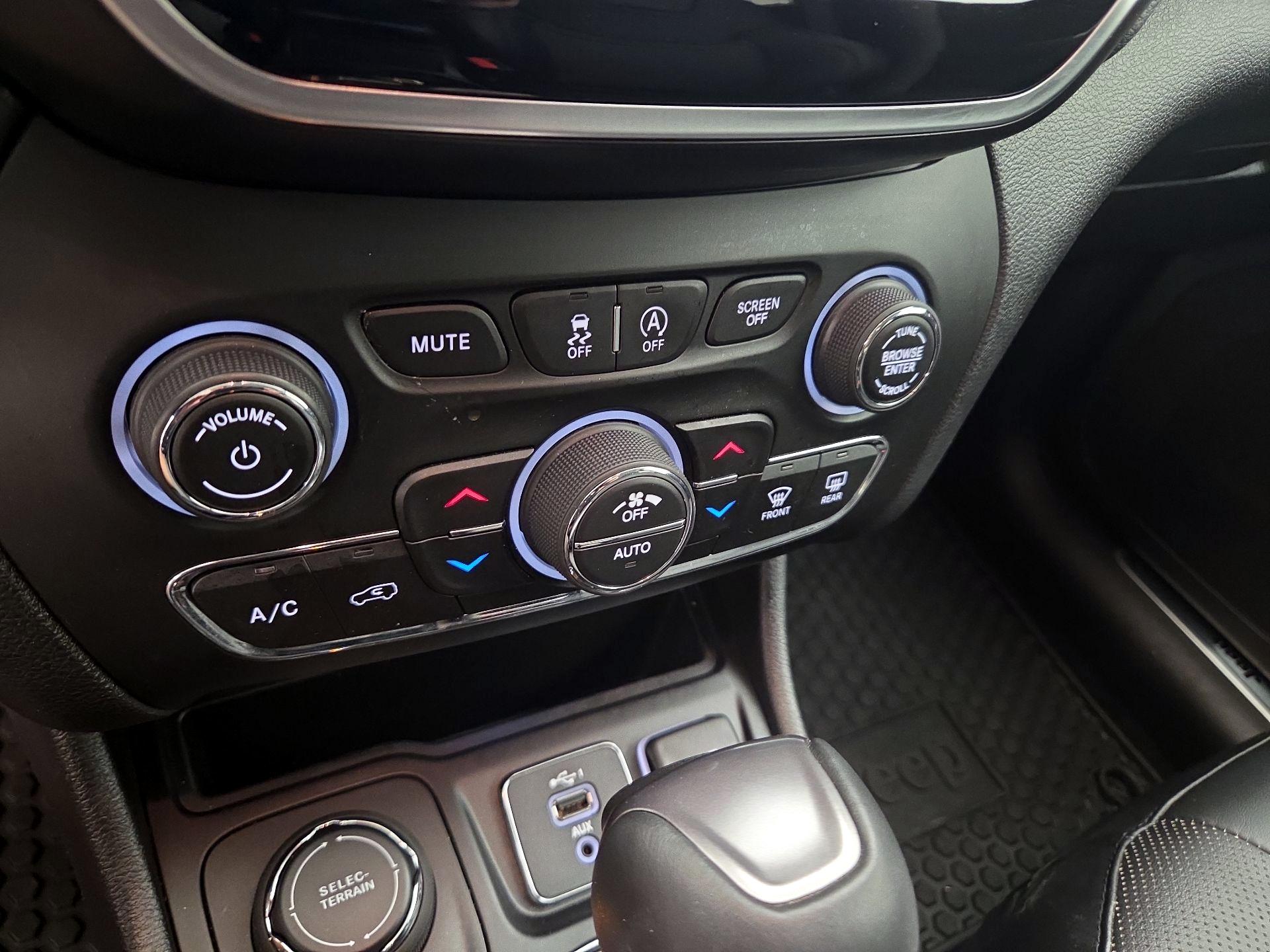 Thumbnail: 2020 Jeep Cherokee - 16