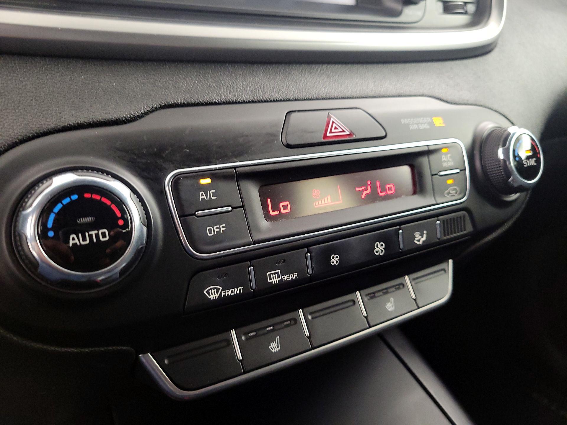 Thumbnail: 2020 Kia Sorento - 16