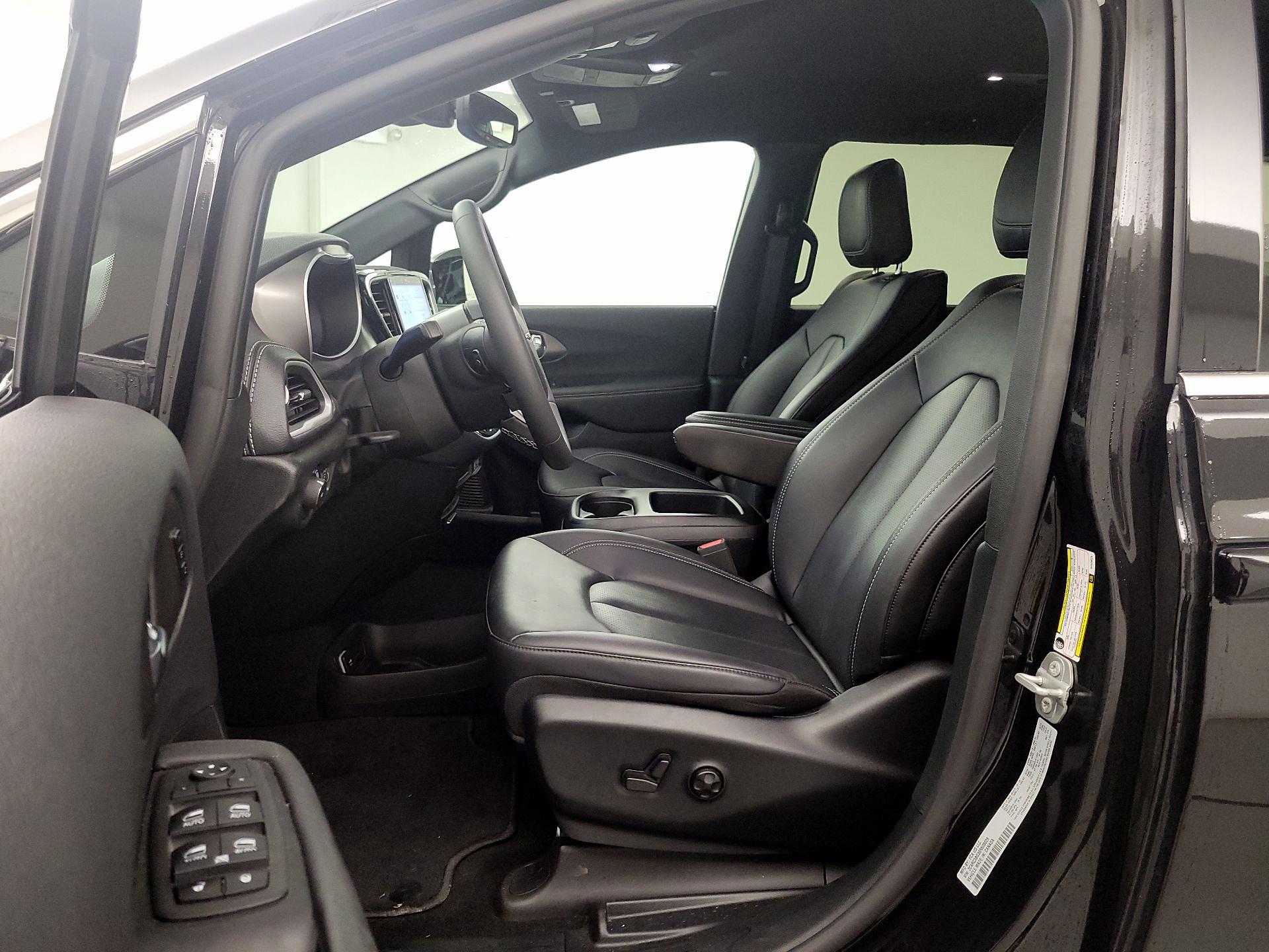 Thumbnail: 2025 Chrysler Pacifica - 11