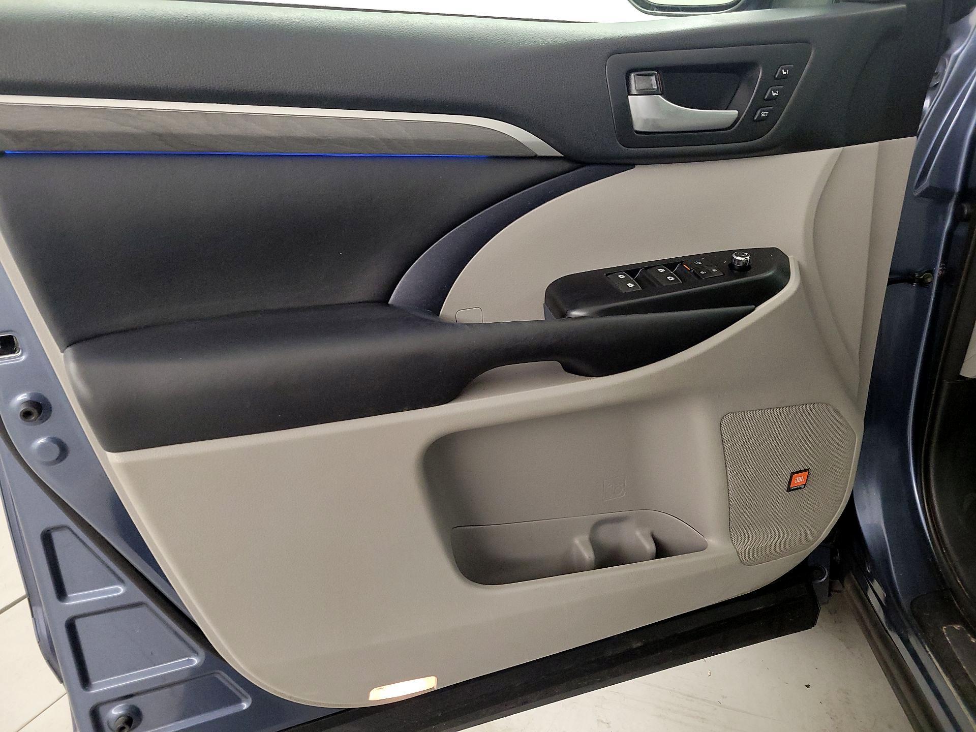 Thumbnail: 2017 Toyota Highlander - 12