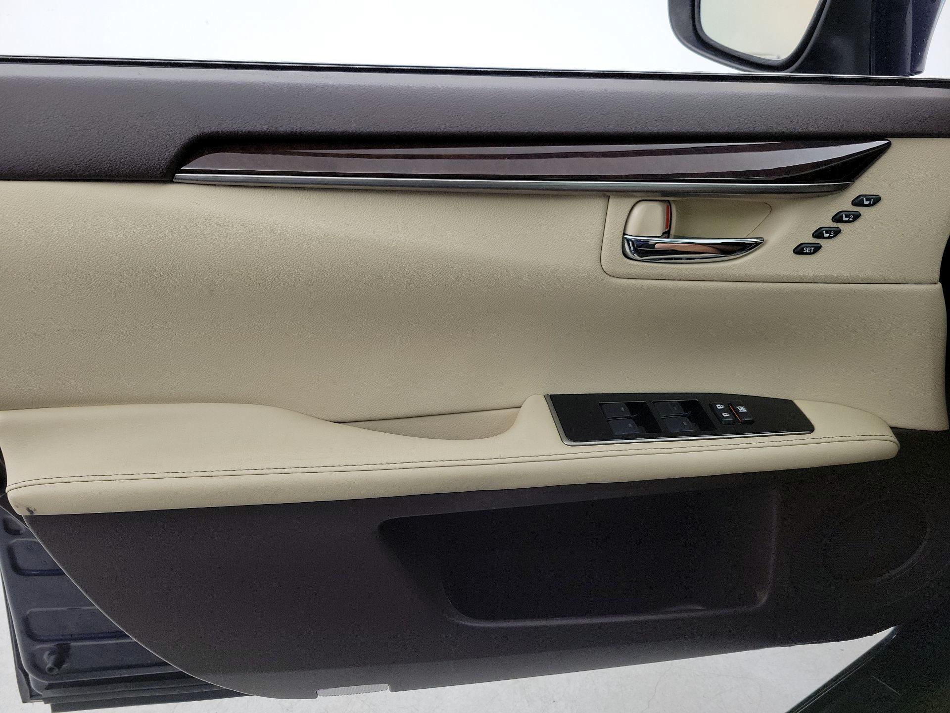 Thumbnail: 2016 Lexus ES - 12
