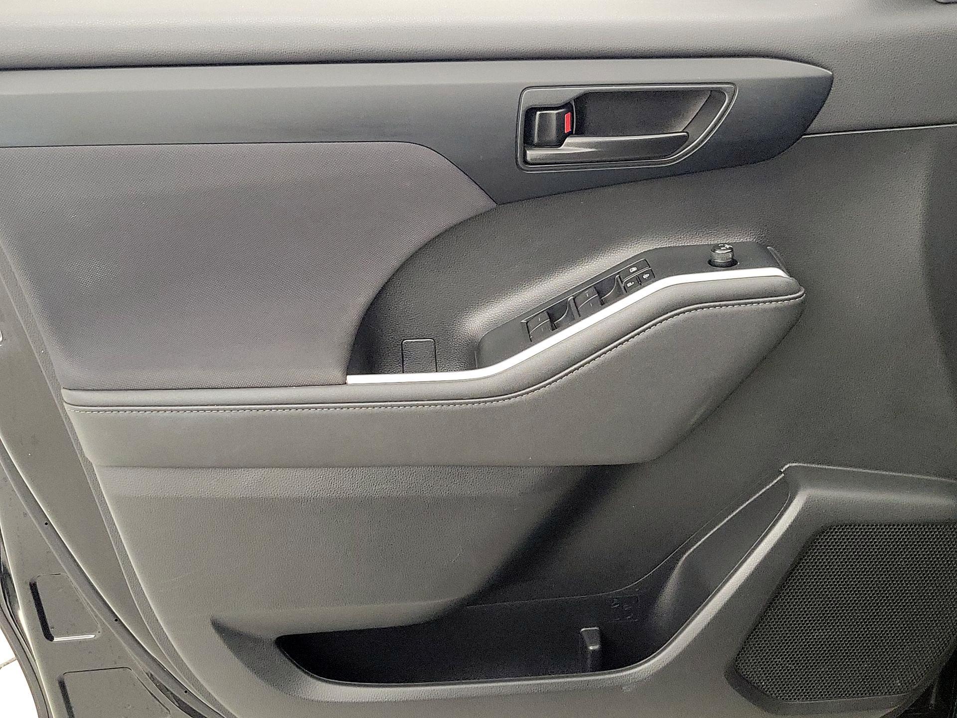 Thumbnail: 2023 Toyota Highlander - 12