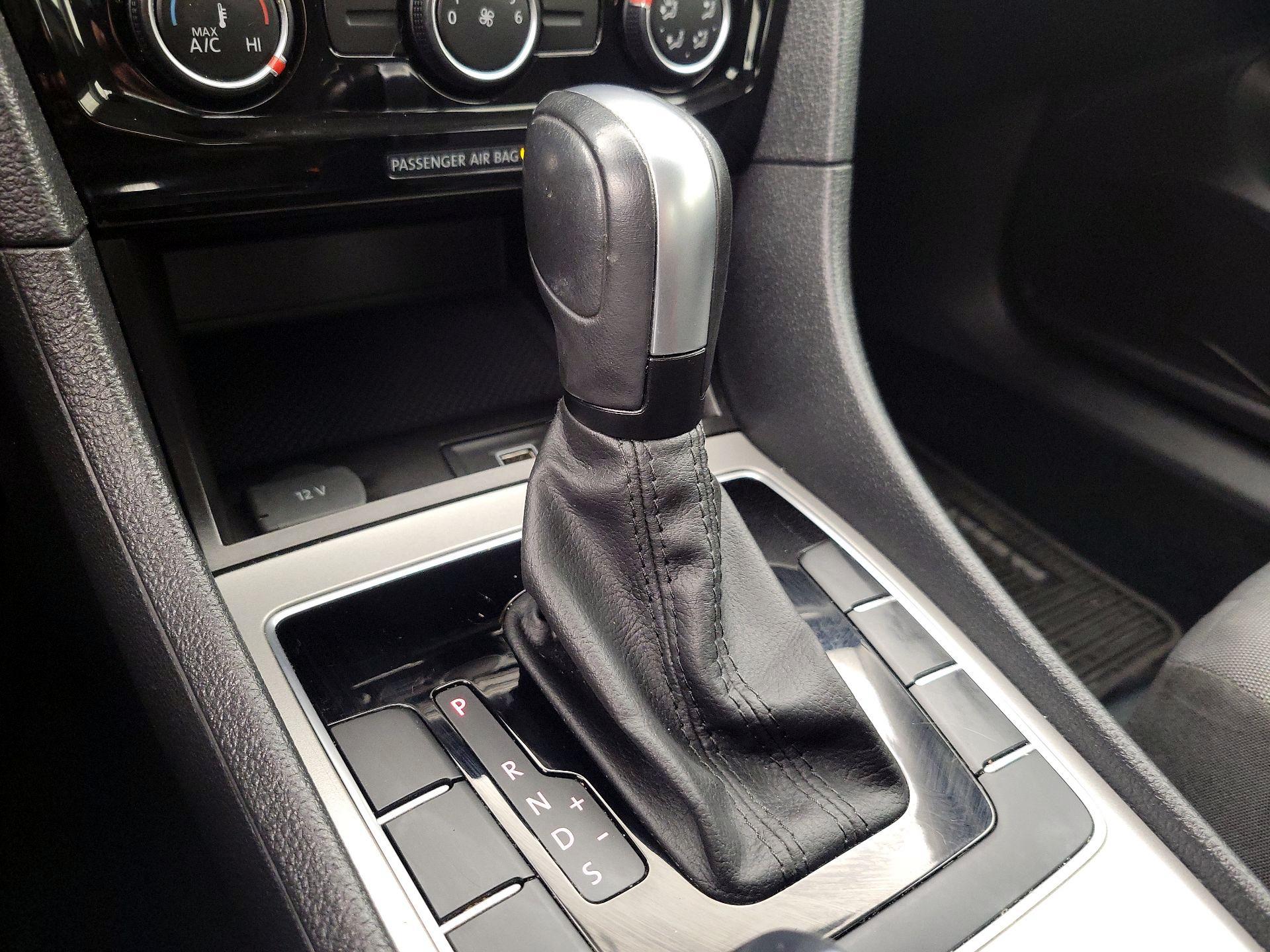 Thumbnail: 2021 Volkswagen Passat - 17