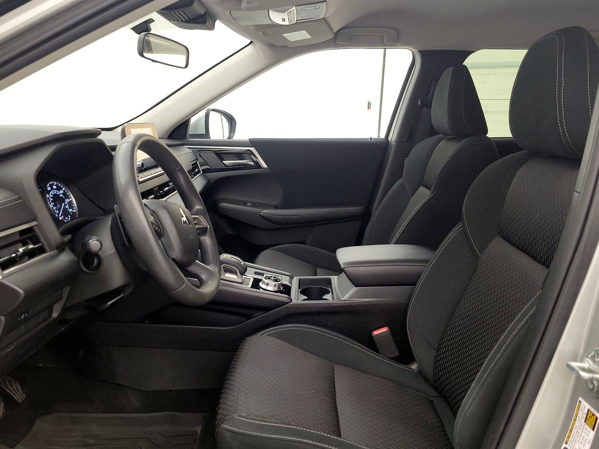 Thumbnail: 2022 Mitsubishi Outlander - 11