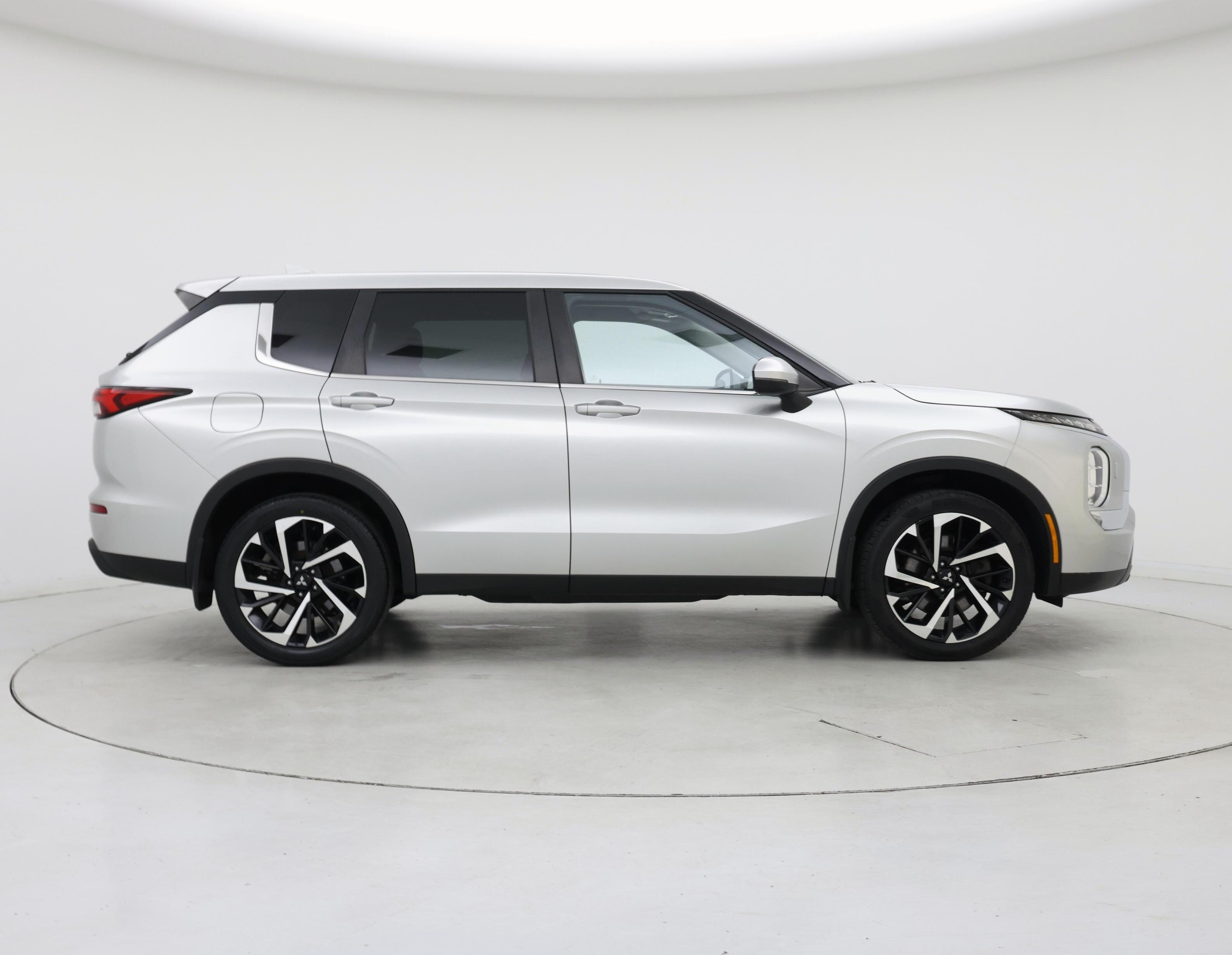 Thumbnail: 2022 Mitsubishi Outlander - 7