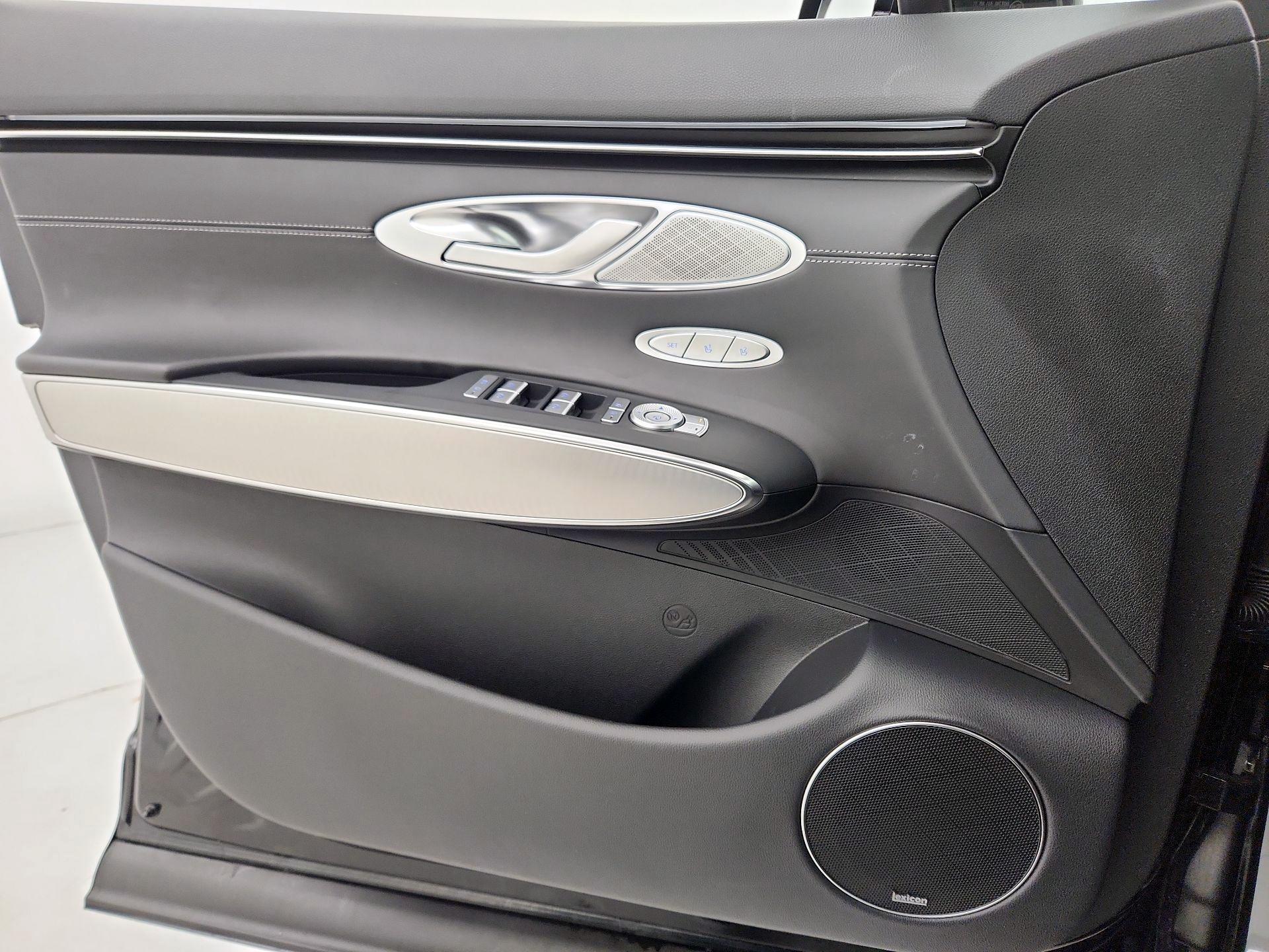 Thumbnail: 2022 Genesis GV70 - 12