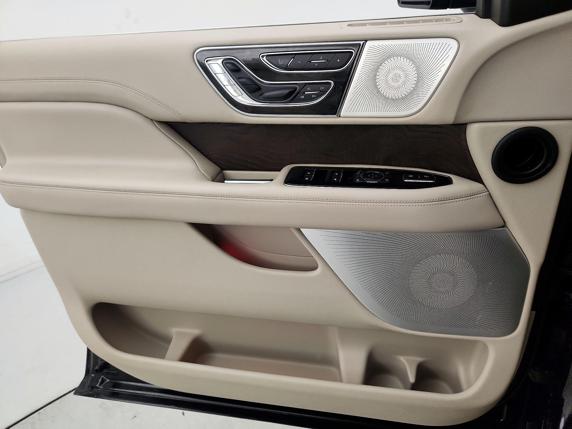 Thumbnail: 2019 Lincoln Navigator L - 12