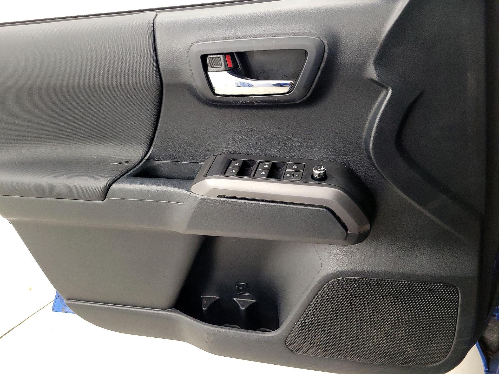 Thumbnail: 2016 Toyota Tacoma - 12