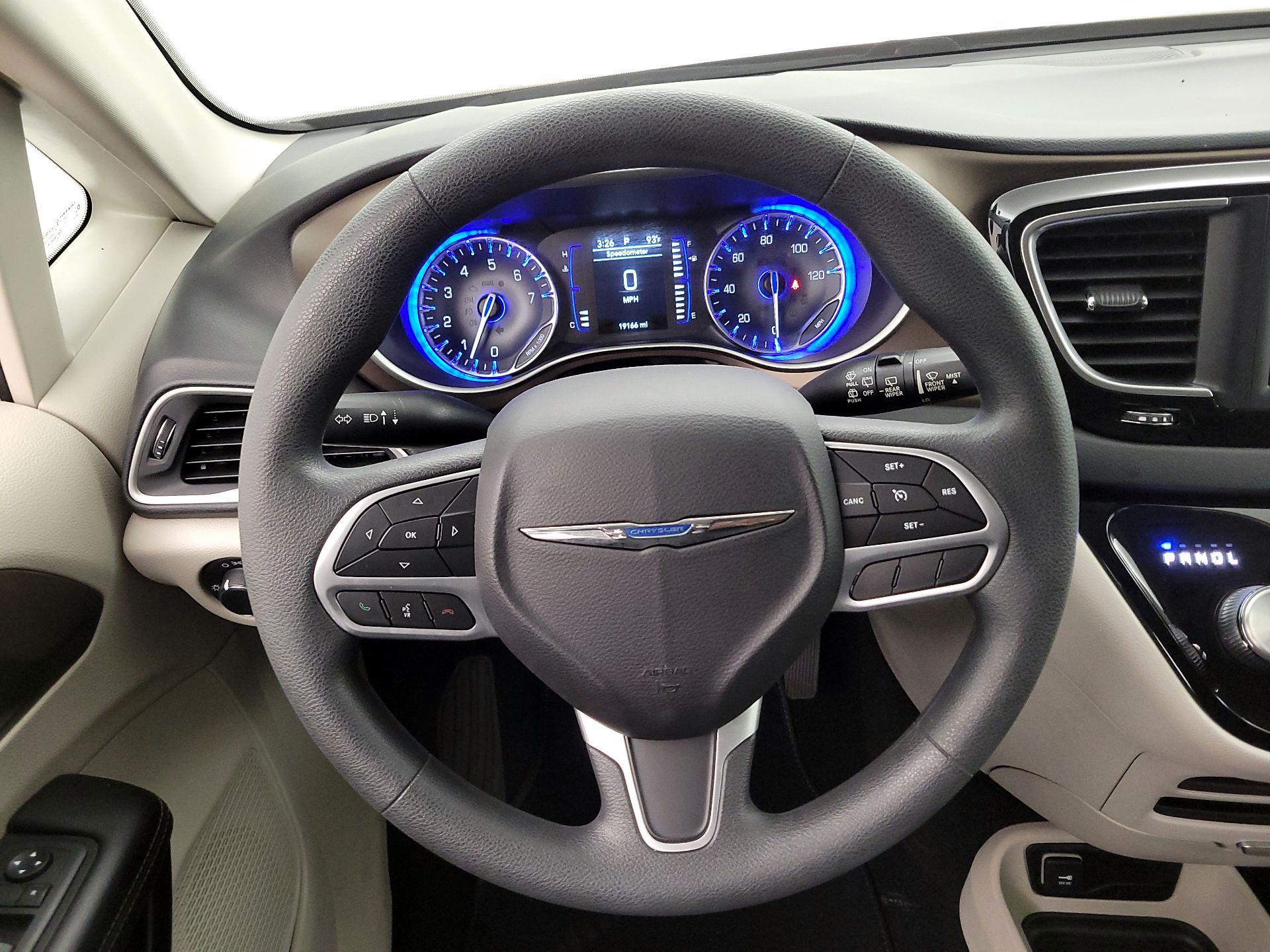 Thumbnail: 2018 Chrysler Pacifica - 10