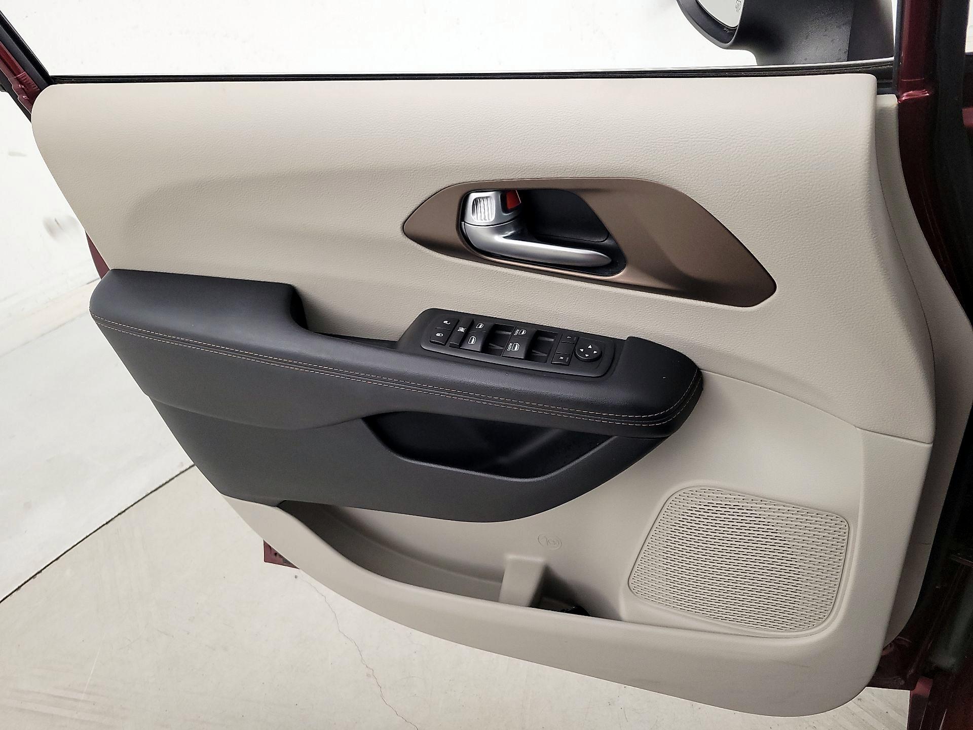 Thumbnail: 2018 Chrysler Pacifica - 12