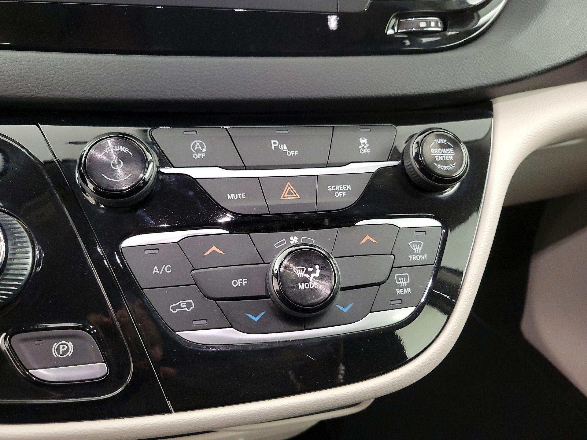 Thumbnail: 2018 Chrysler Pacifica - 16