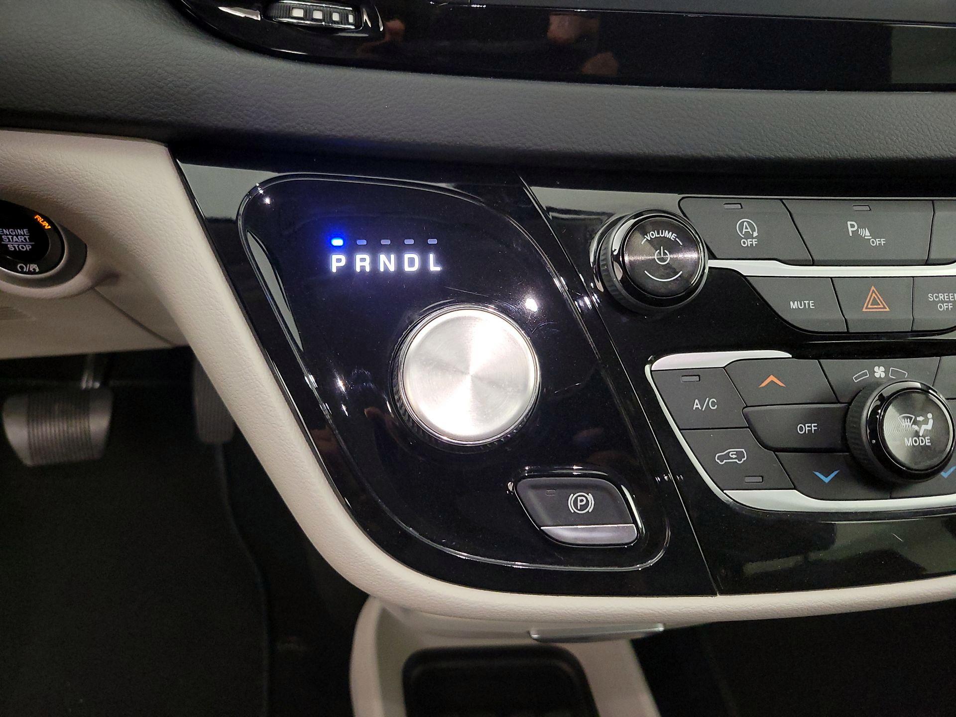 Thumbnail: 2018 Chrysler Pacifica - 17