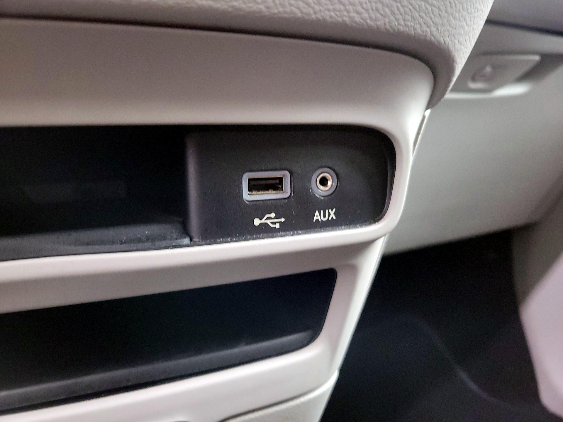 Thumbnail: 2018 Chrysler Pacifica - 18