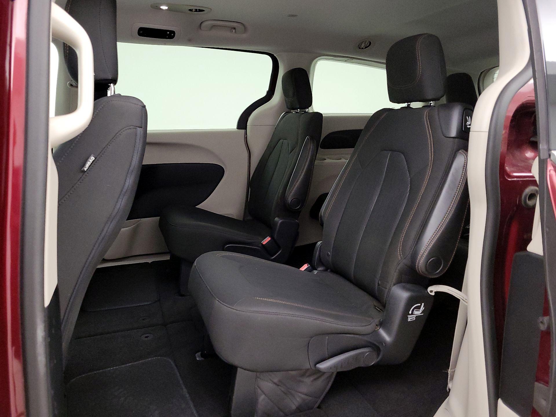 Thumbnail: 2018 Chrysler Pacifica - 19