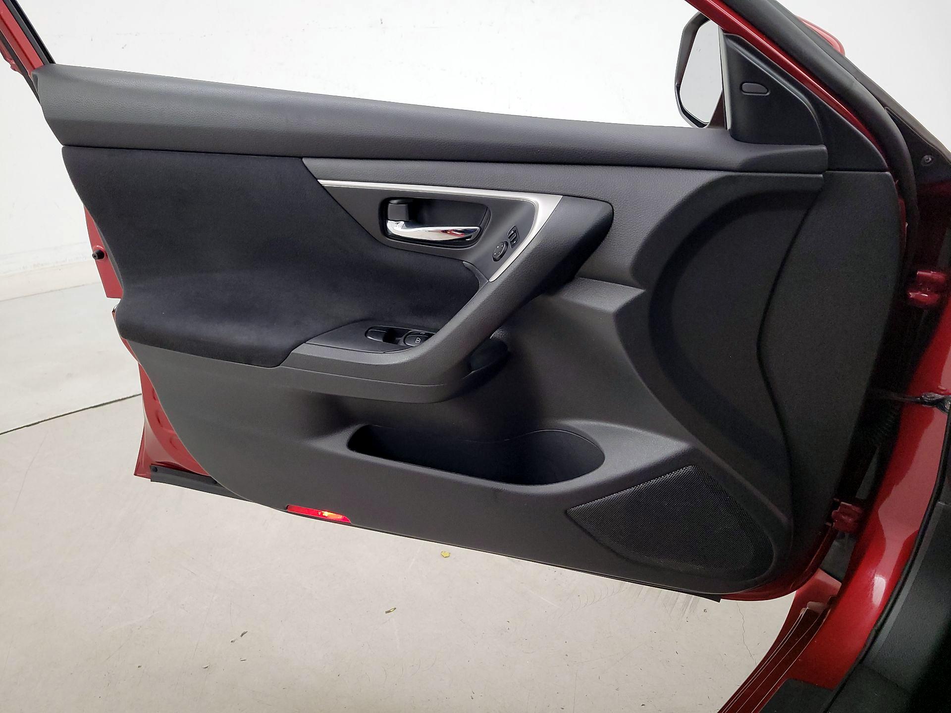 Thumbnail: 2015 Nissan Altima - 12