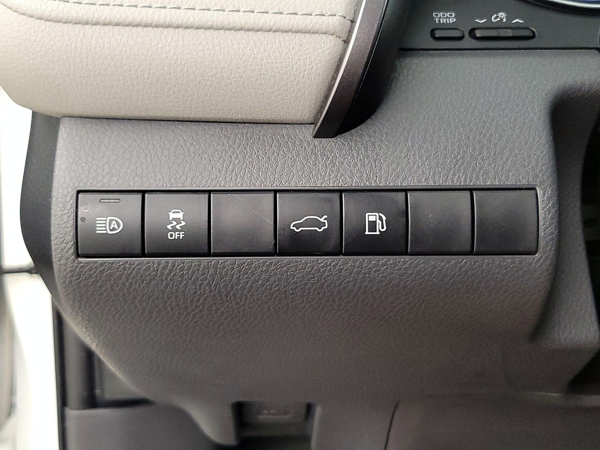 Thumbnail: 2018 Toyota Camry - 13