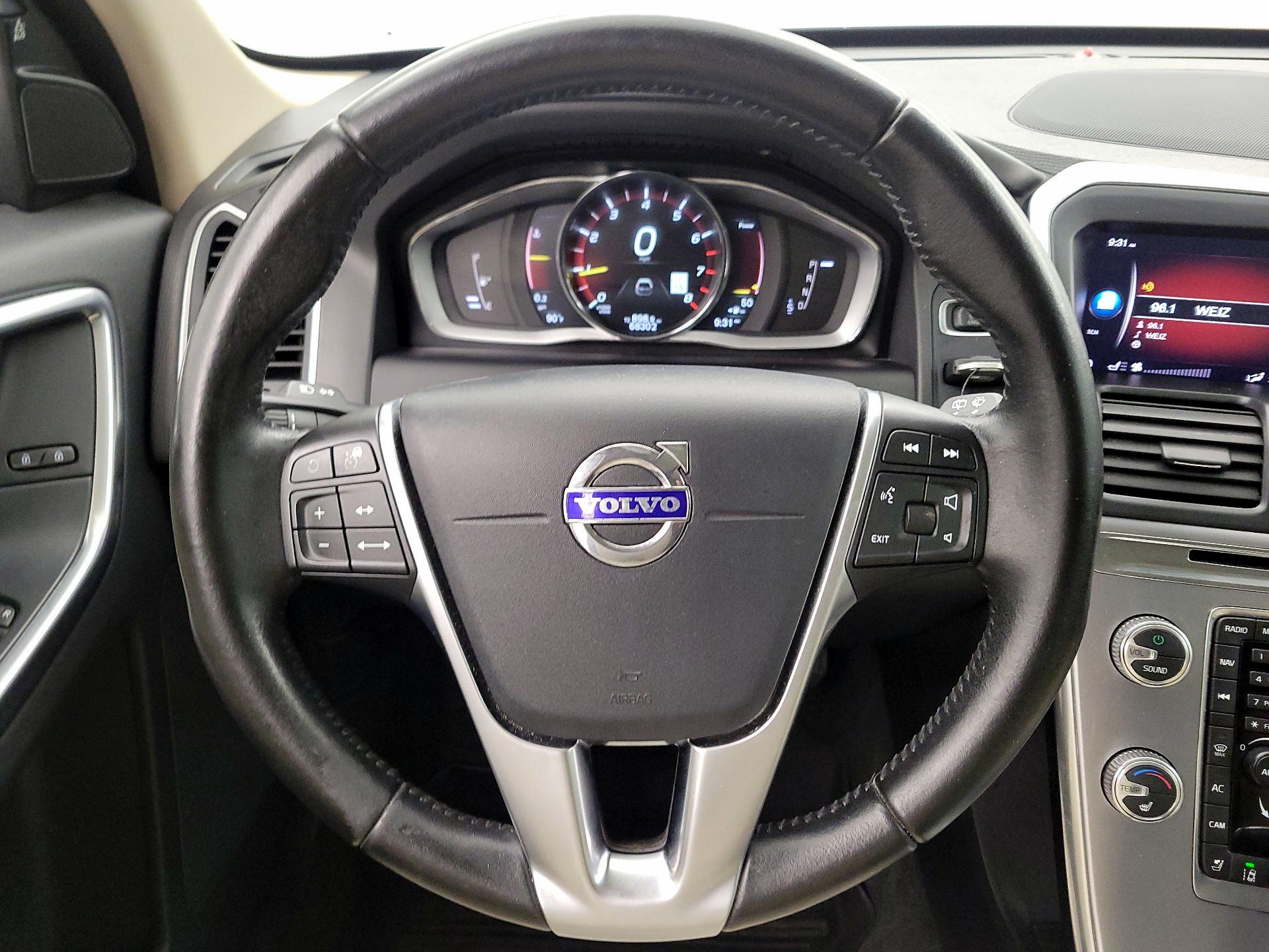 Thumbnail: 2017 Volvo XC60 - 10