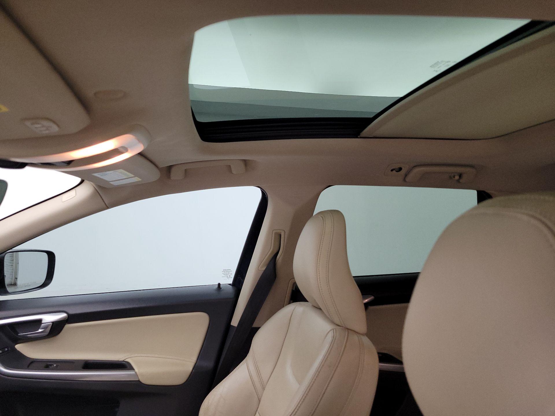 Thumbnail: 2017 Volvo XC60 - 18
