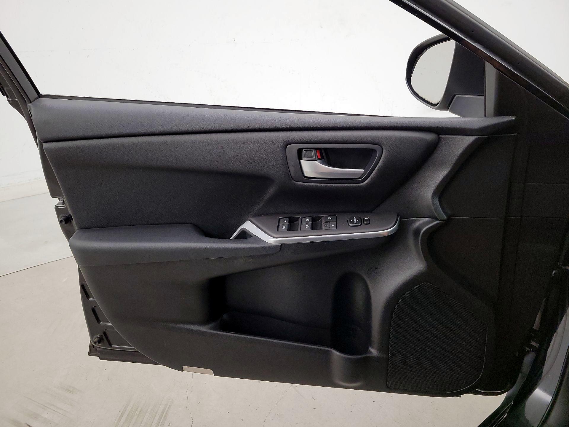 Thumbnail: 2016 Toyota Camry - 12