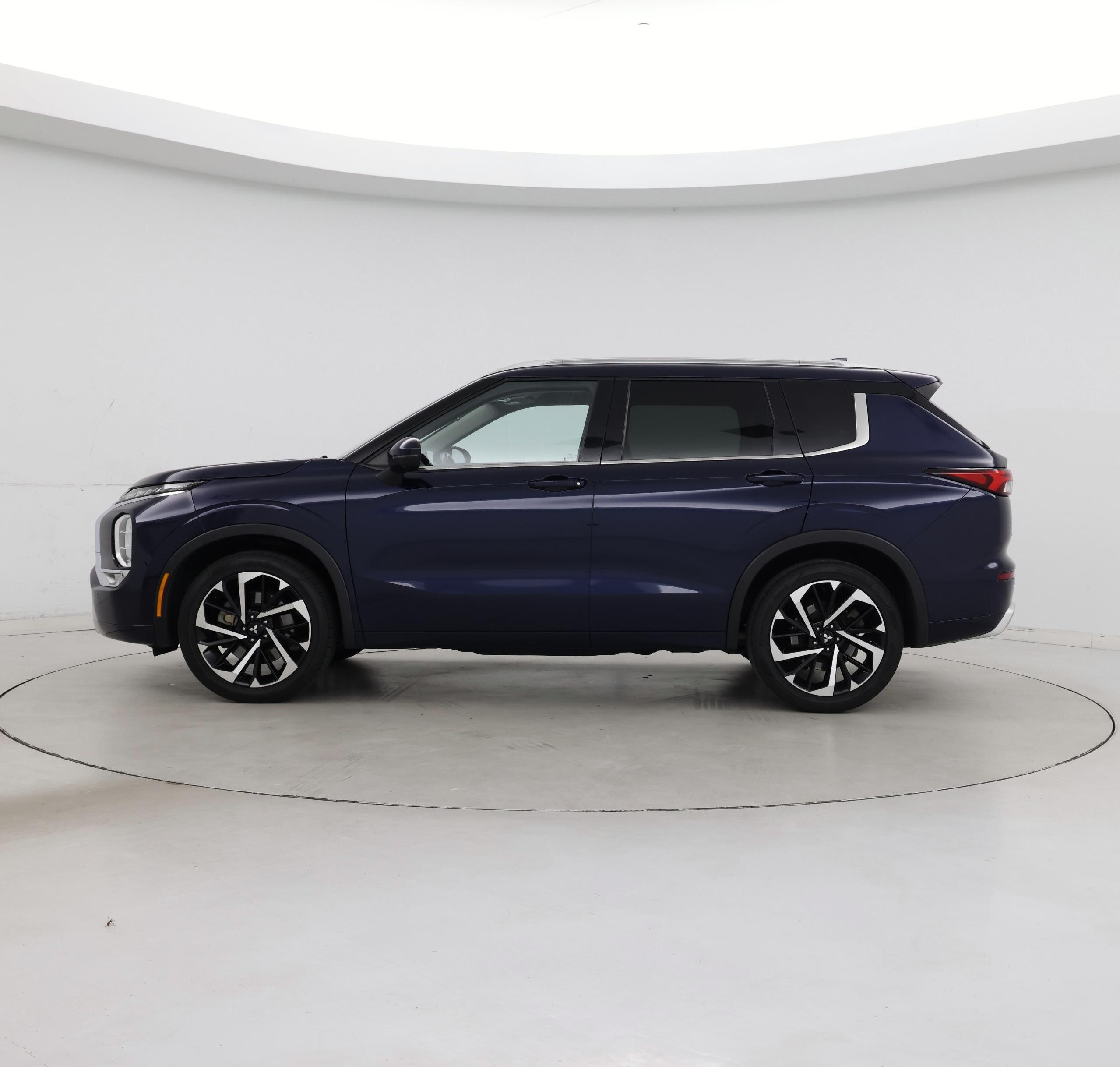 Thumbnail: 2022 Mitsubishi Outlander - 3