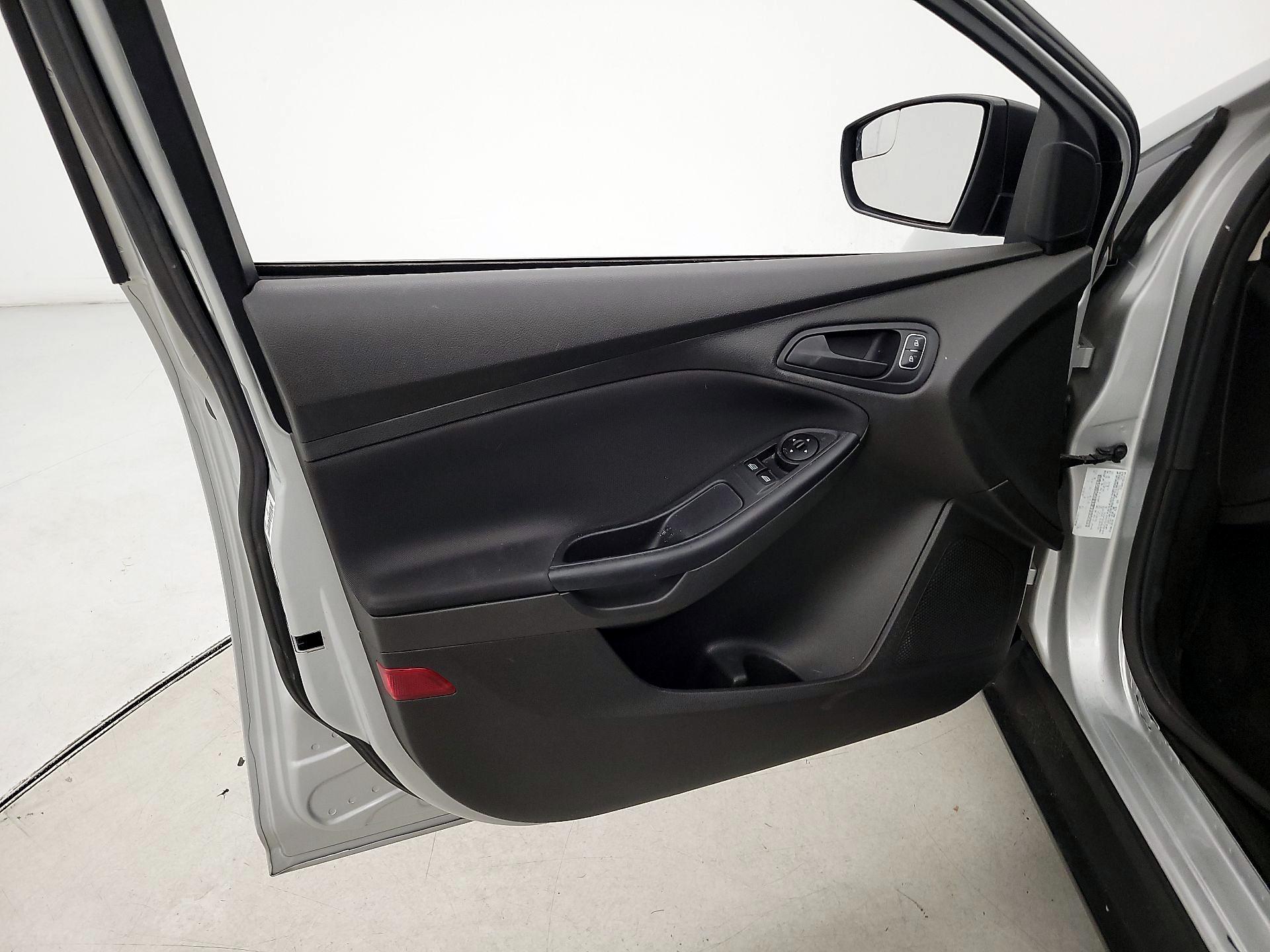 Thumbnail: 2016 Ford Focus - 12