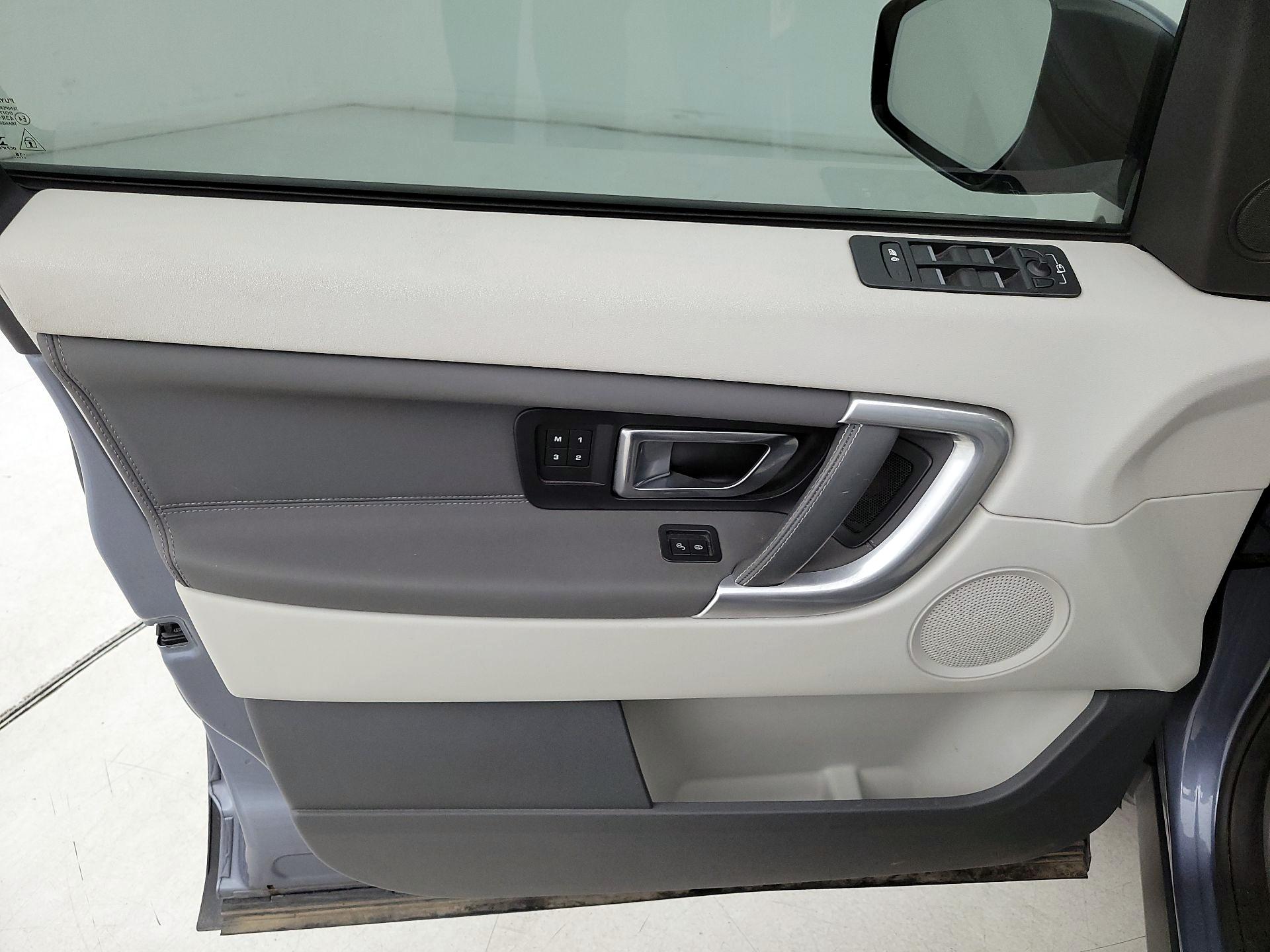Thumbnail: 2019 Land Rover Discovery Sport - 12