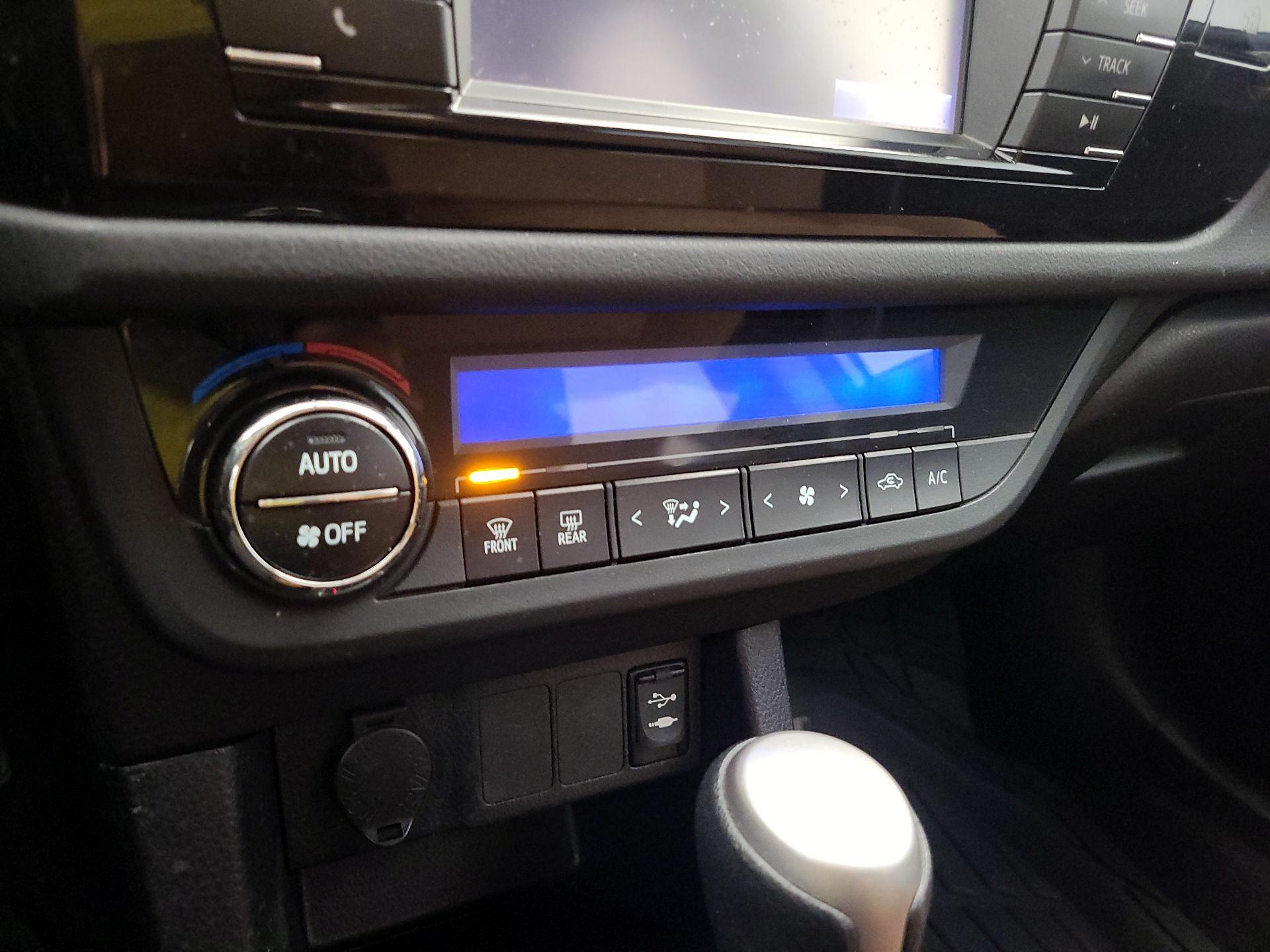 Thumbnail: 2014 Toyota Corolla - 16