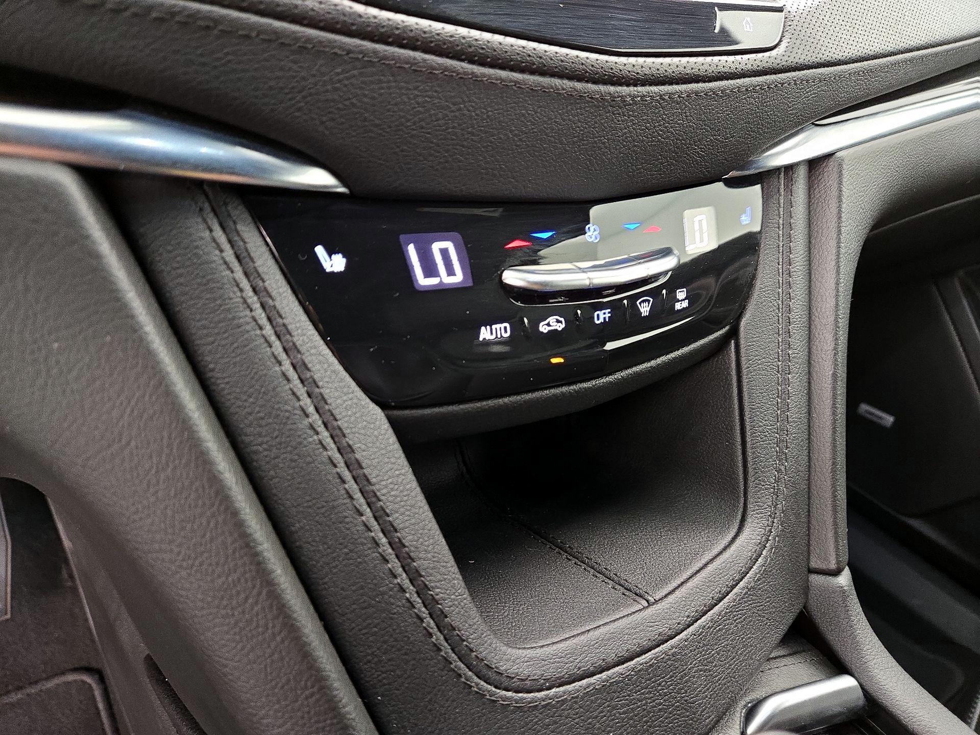 Thumbnail: 2022 Cadillac XT6 - 16