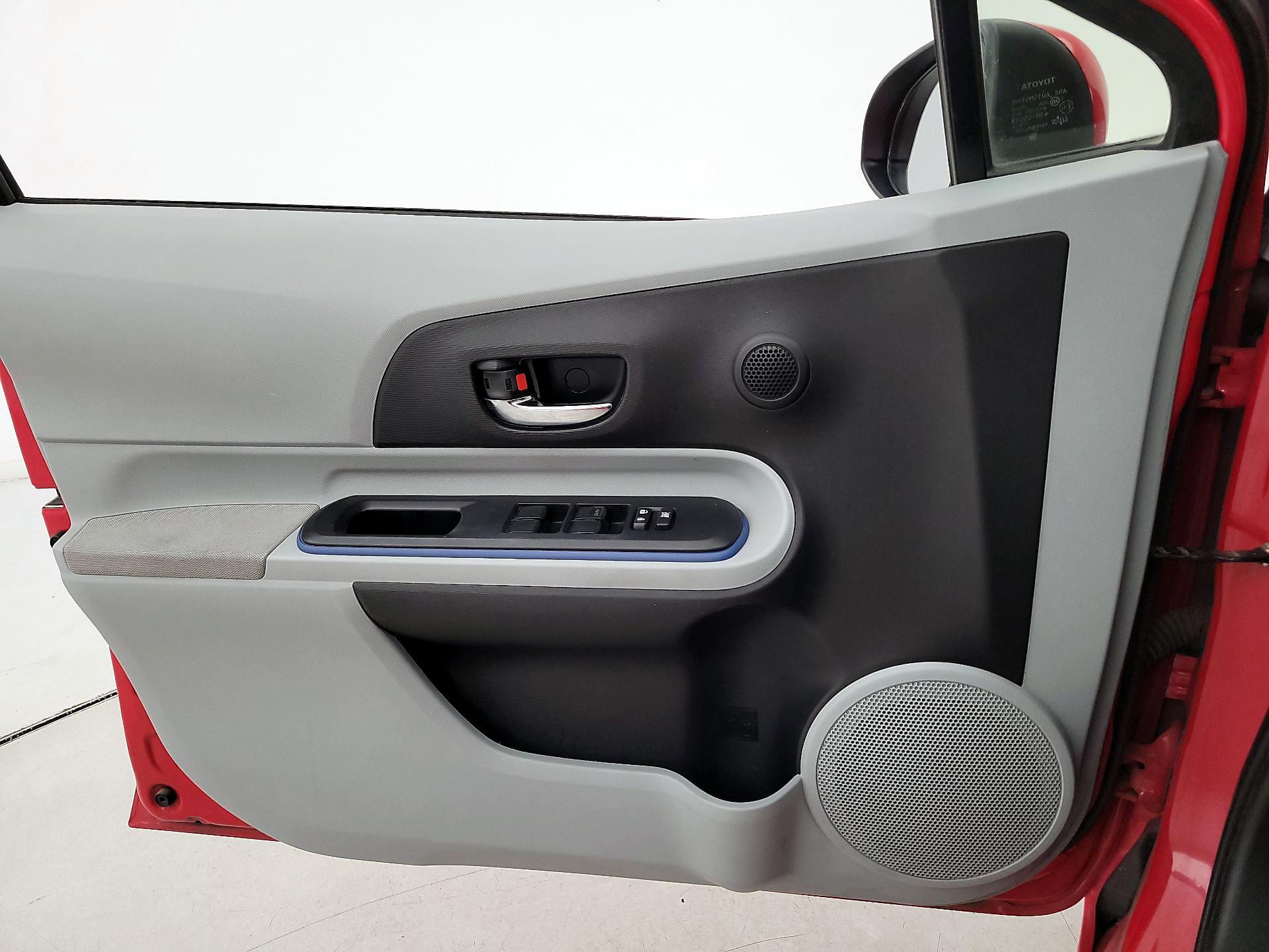 Thumbnail: 2013 Toyota Prius c - 12