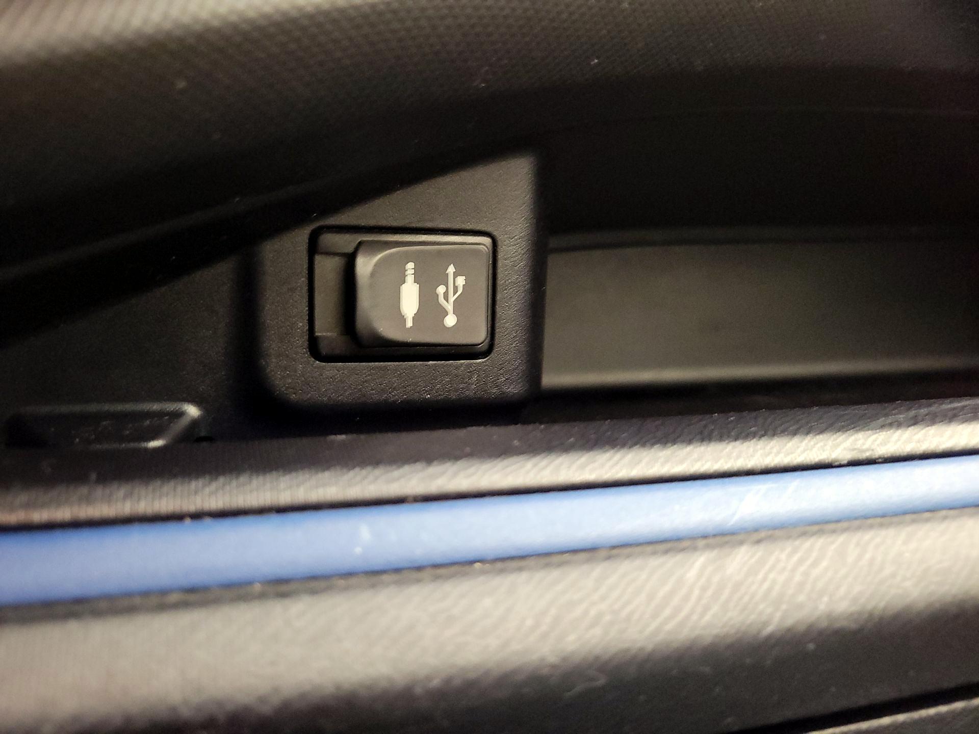 Thumbnail: 2013 Toyota Prius c - 17