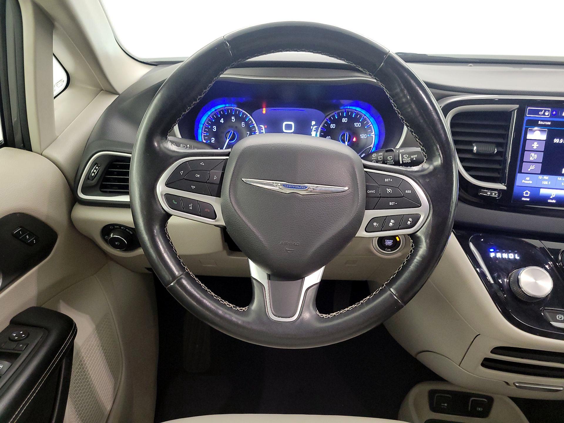 Thumbnail: 2021 Chrysler Pacifica - 10