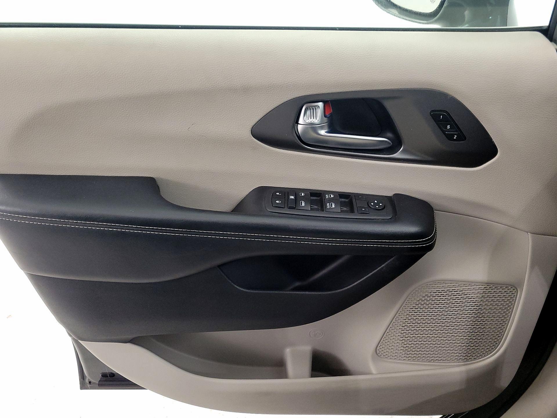 Thumbnail: 2021 Chrysler Pacifica - 12