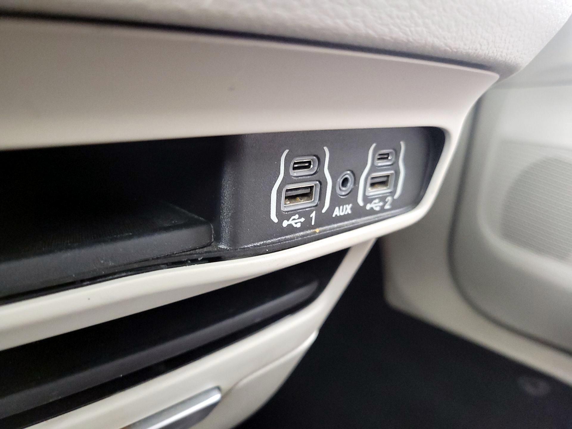 Thumbnail: 2021 Chrysler Pacifica - 18