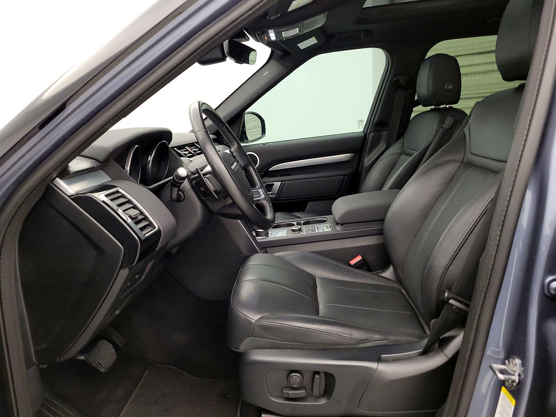 Thumbnail: 2020 Land Rover Discovery - 11