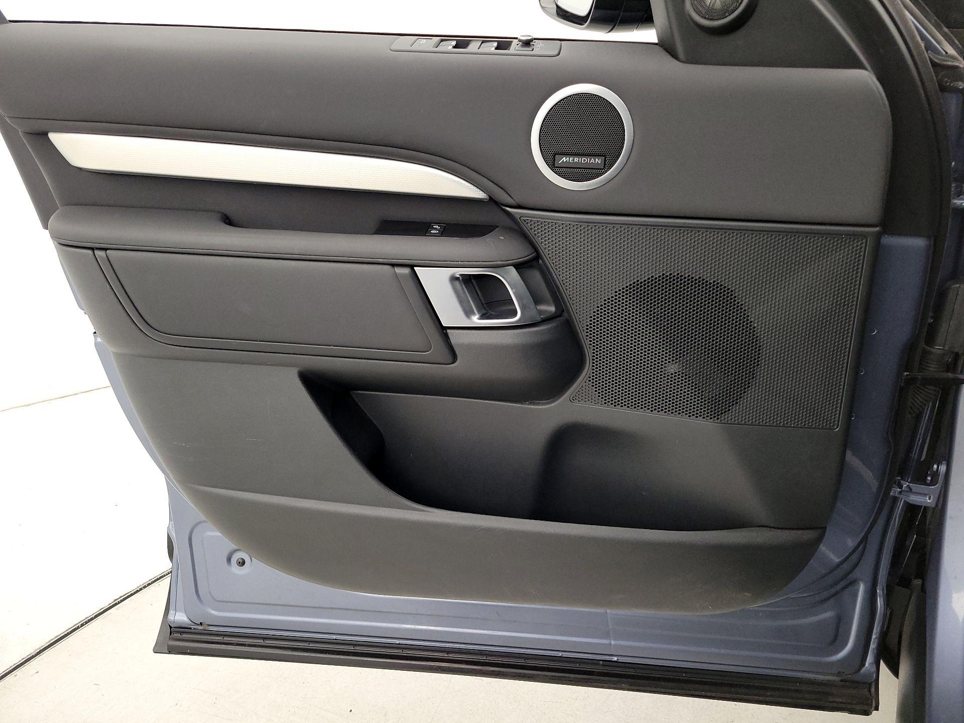 Thumbnail: 2020 Land Rover Discovery - 12