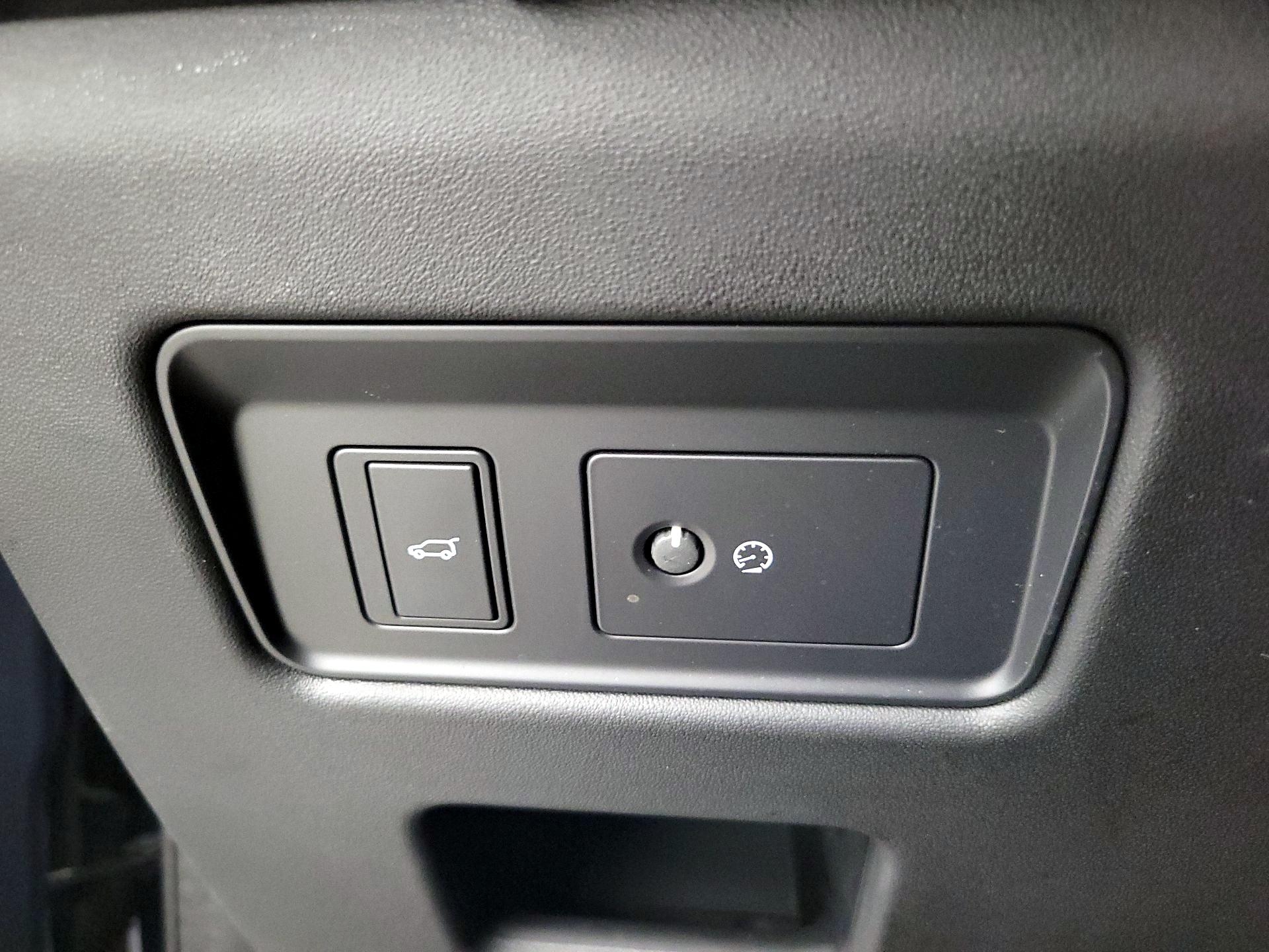 Thumbnail: 2020 Land Rover Discovery - 13