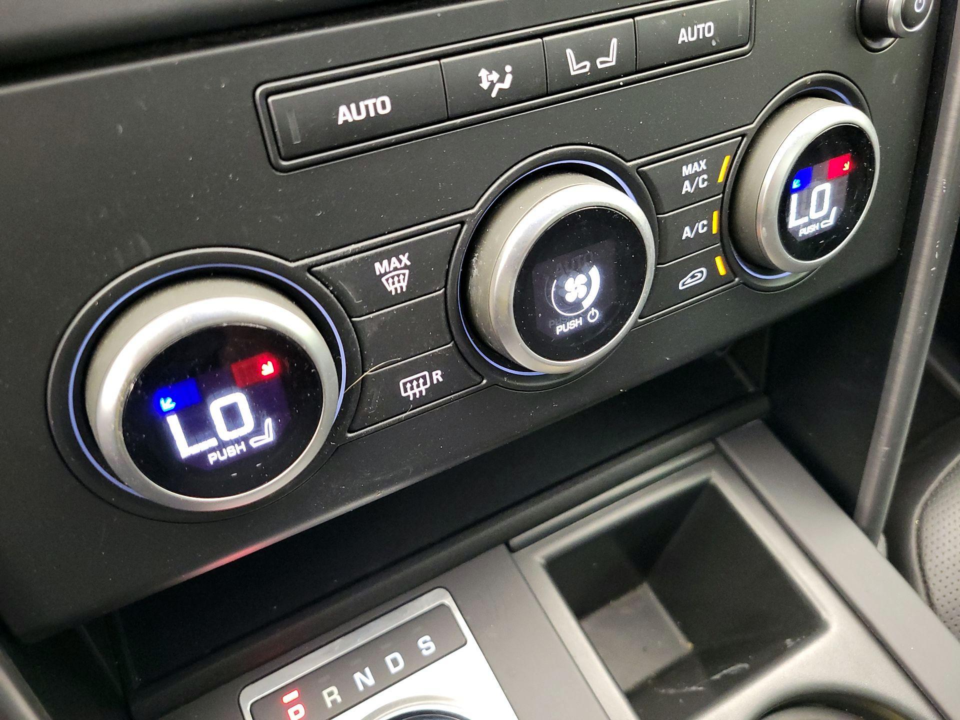 Thumbnail: 2020 Land Rover Discovery - 17