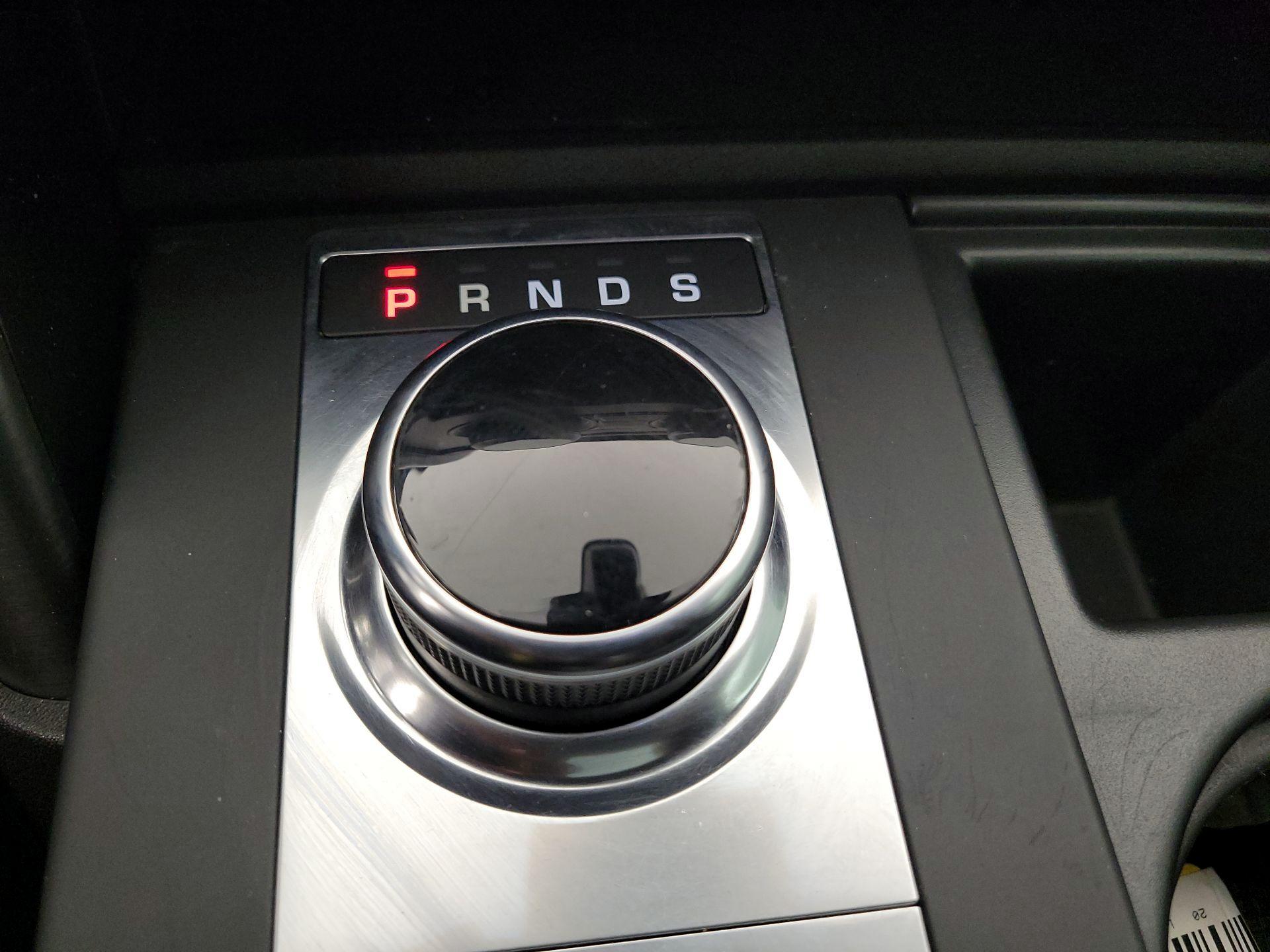 Thumbnail: 2020 Land Rover Discovery - 18