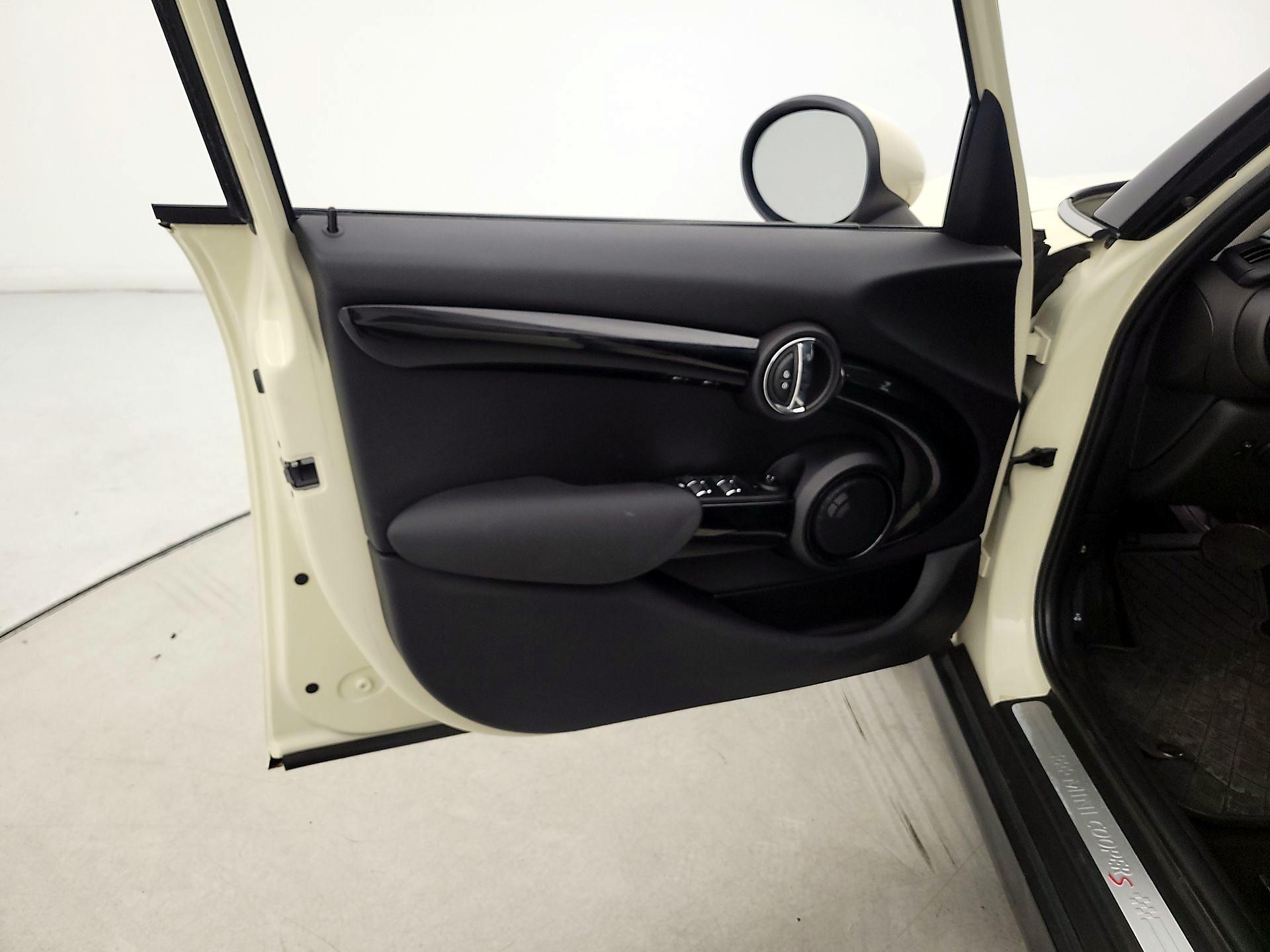 Thumbnail: 2017 MINI Cooper Hardtop - 12