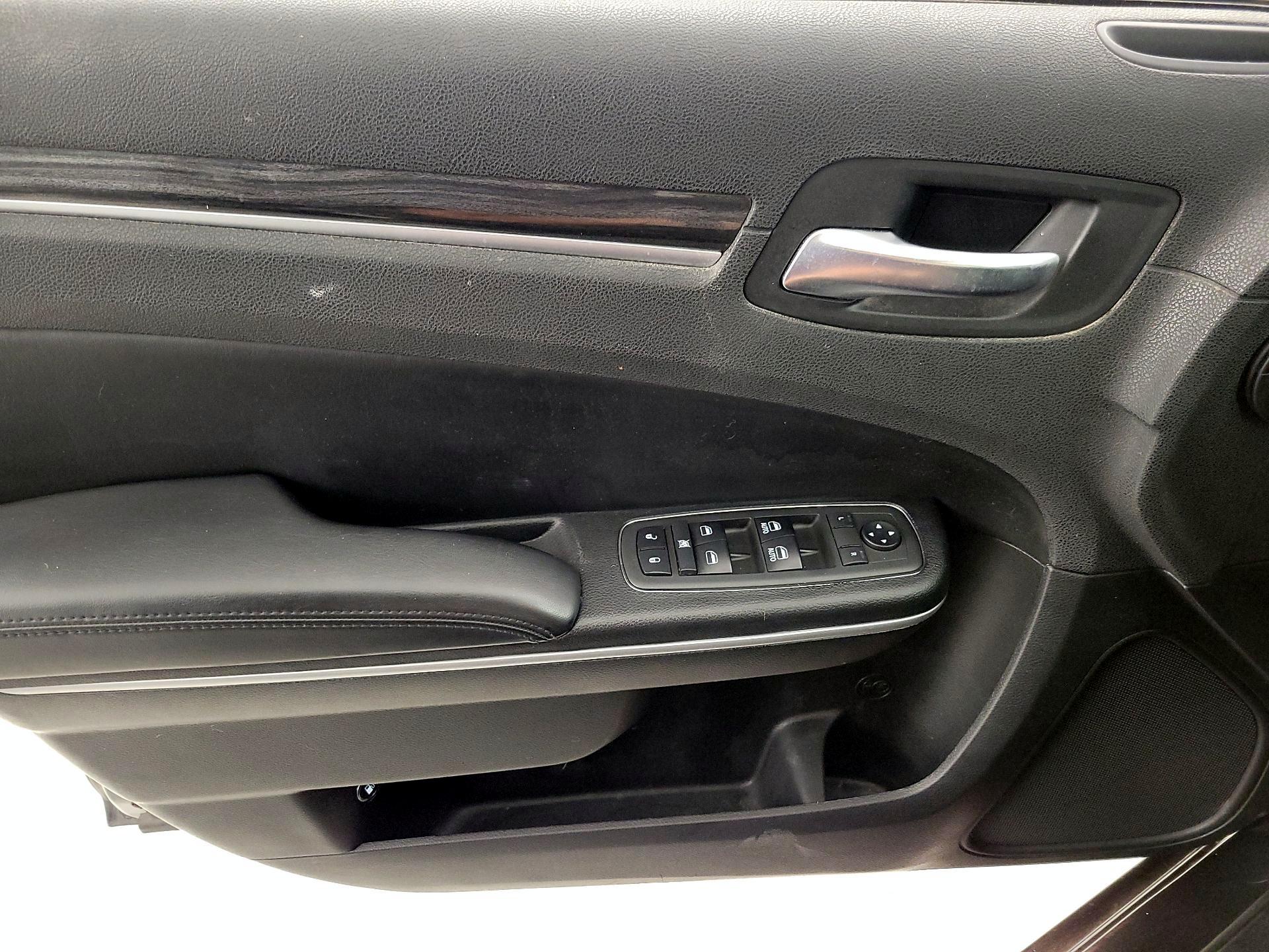 Thumbnail: 2019 Chrysler 300 - 12