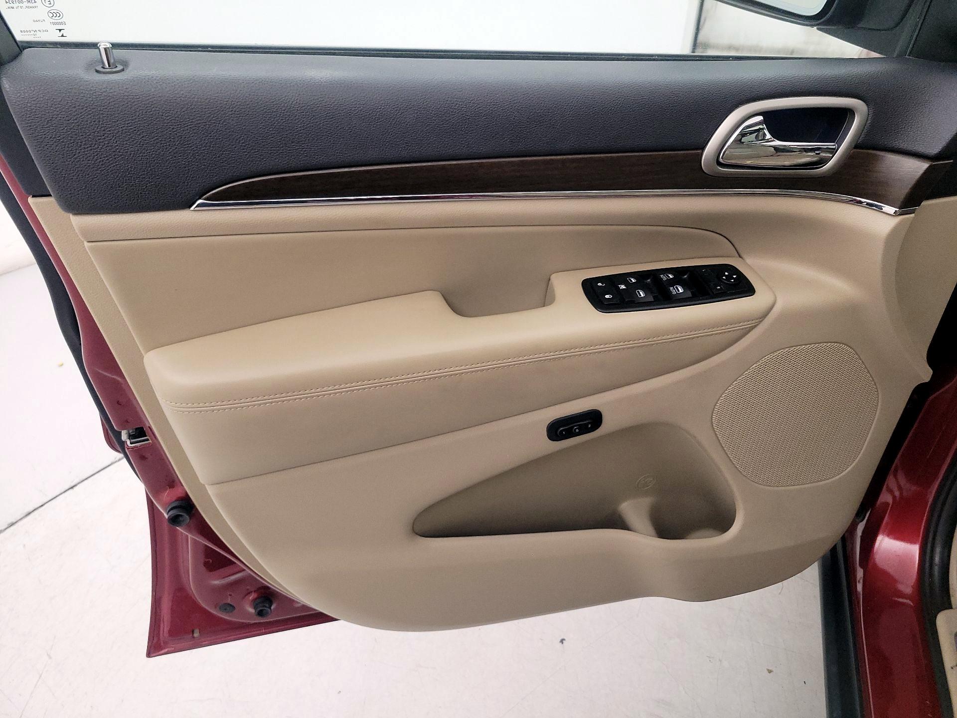 Thumbnail: 2015 Jeep Grand Cherokee - 12