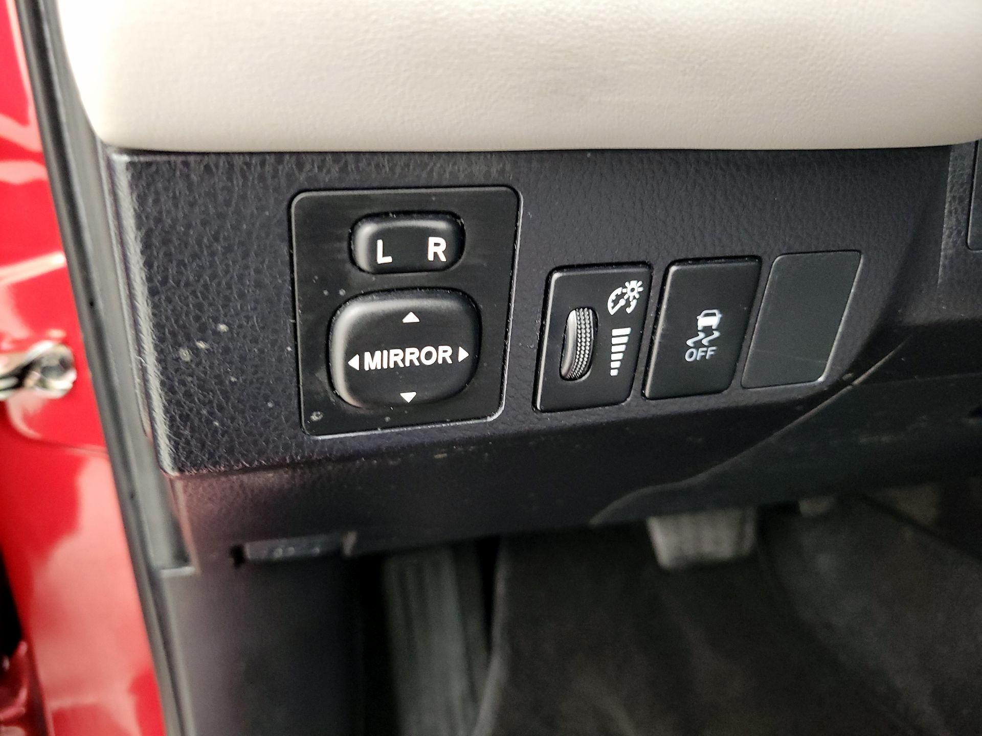 Thumbnail: 2015 Toyota RAV4 - 13