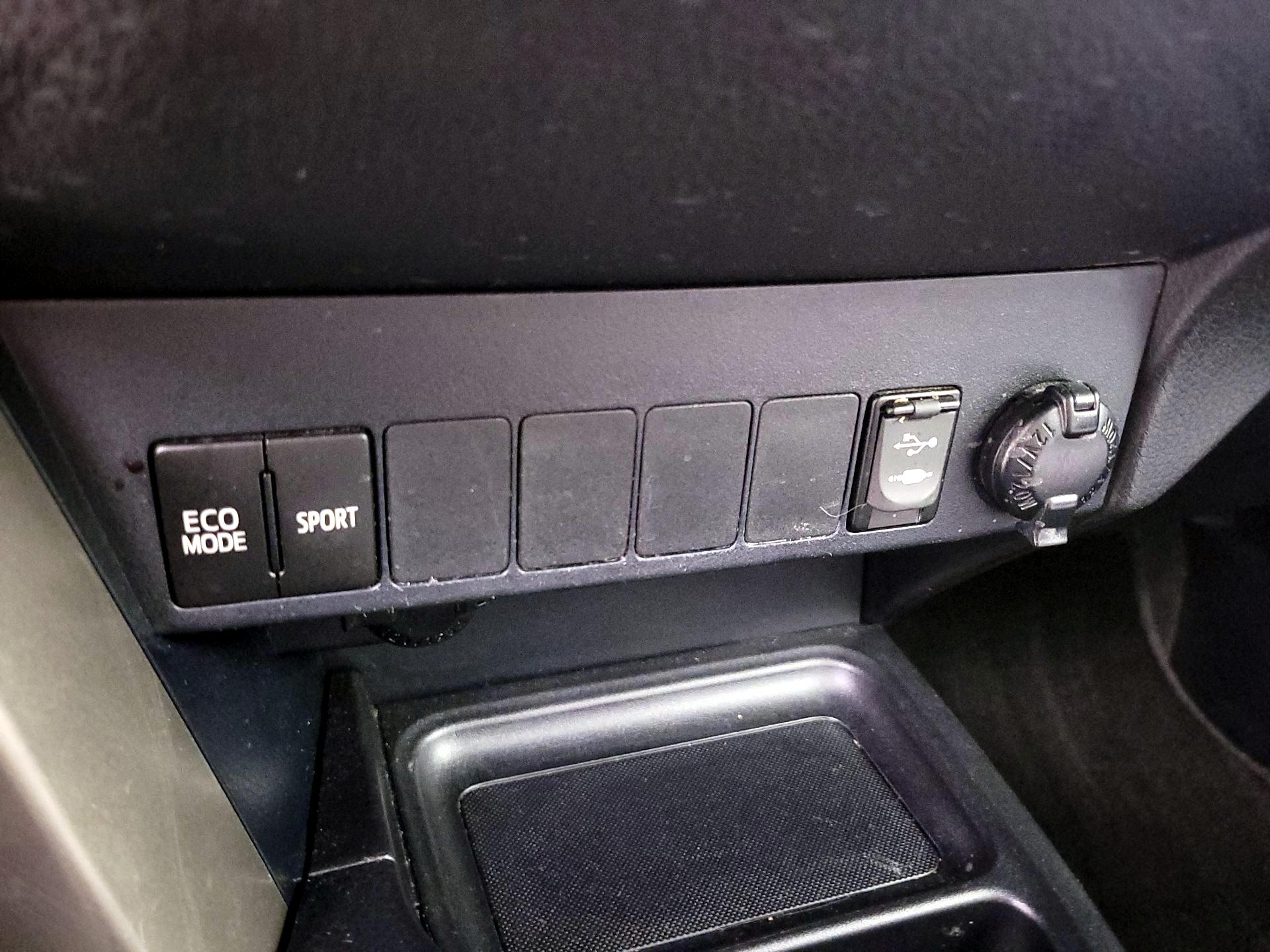 Thumbnail: 2015 Toyota RAV4 - 19