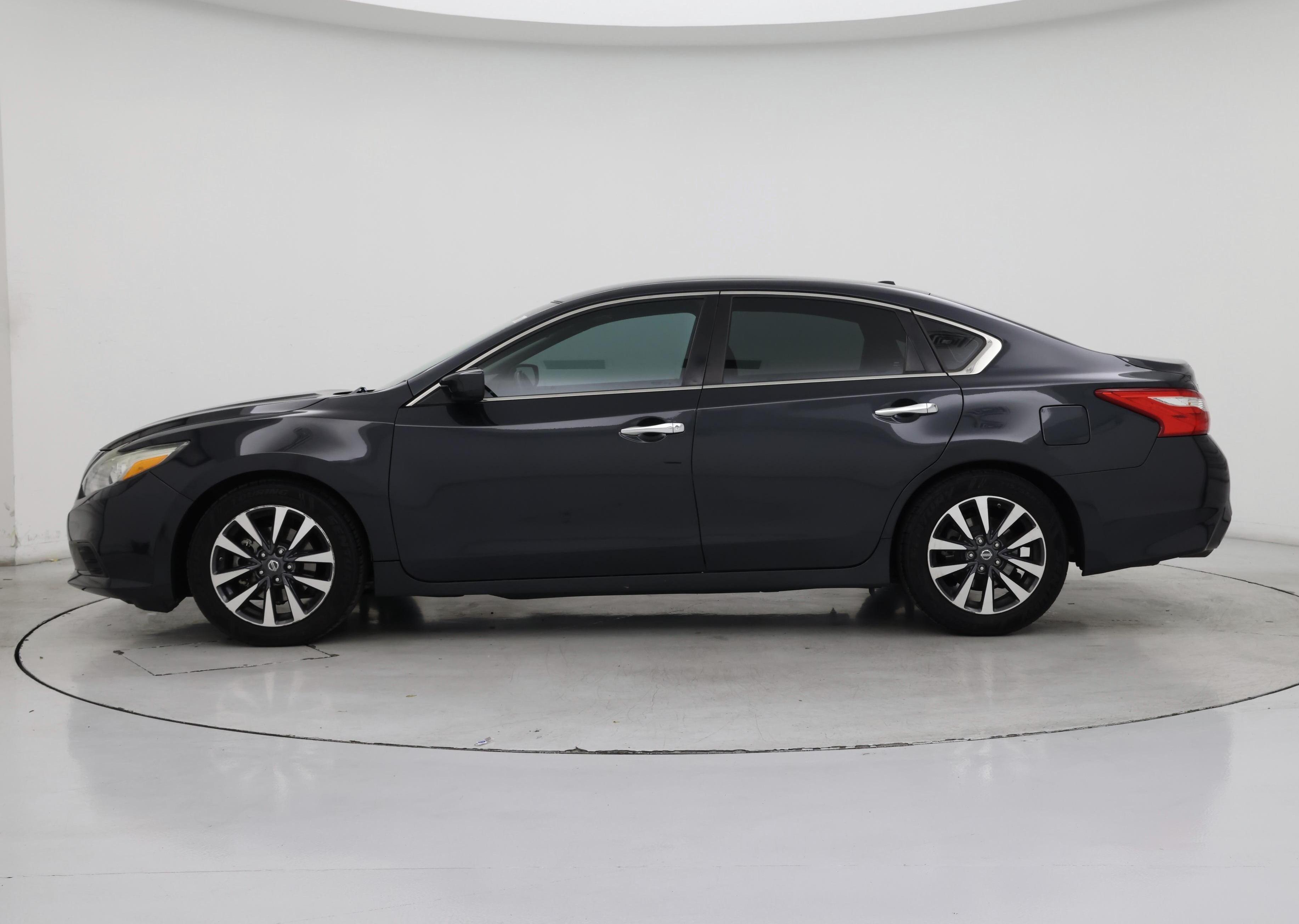 Thumbnail: 2017 Nissan Altima - 3