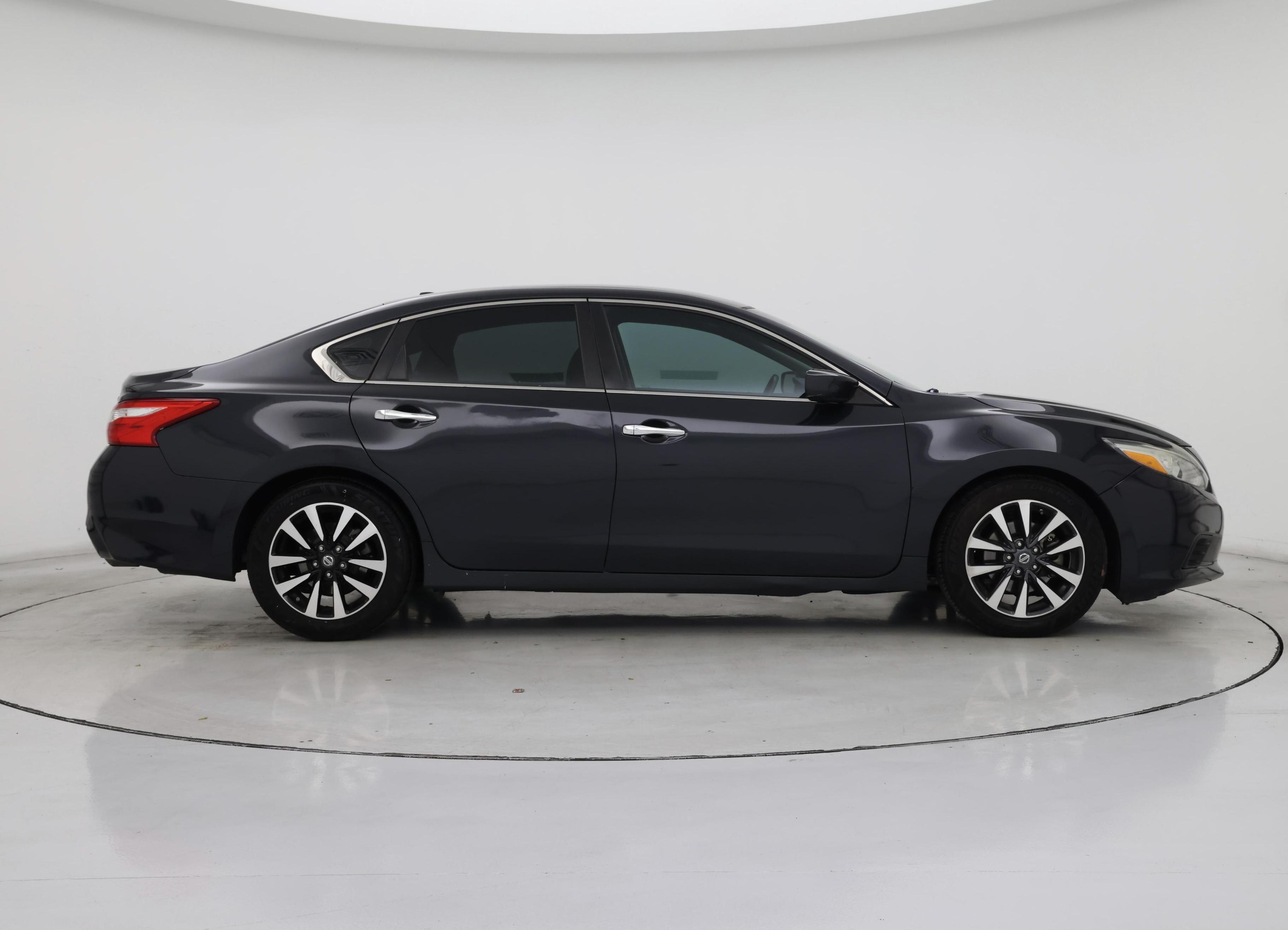 Thumbnail: 2017 Nissan Altima - 7