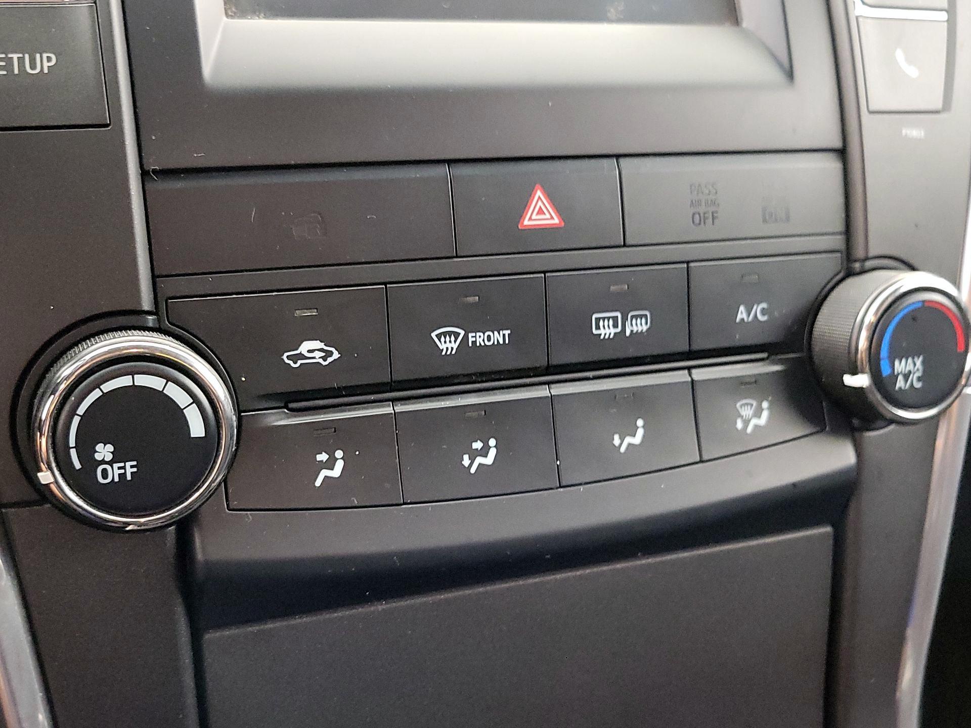 Thumbnail: 2015 Toyota Camry - 16