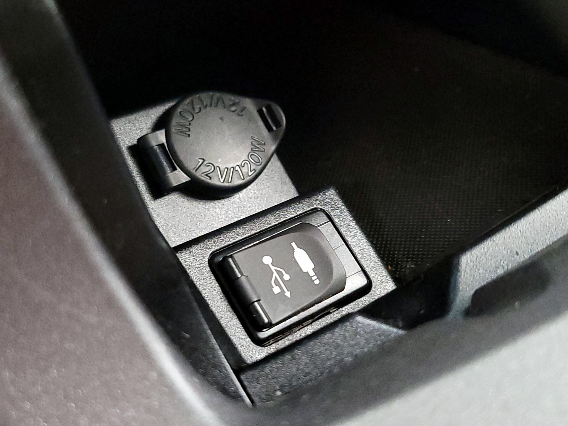 Thumbnail: 2015 Toyota Camry - 18