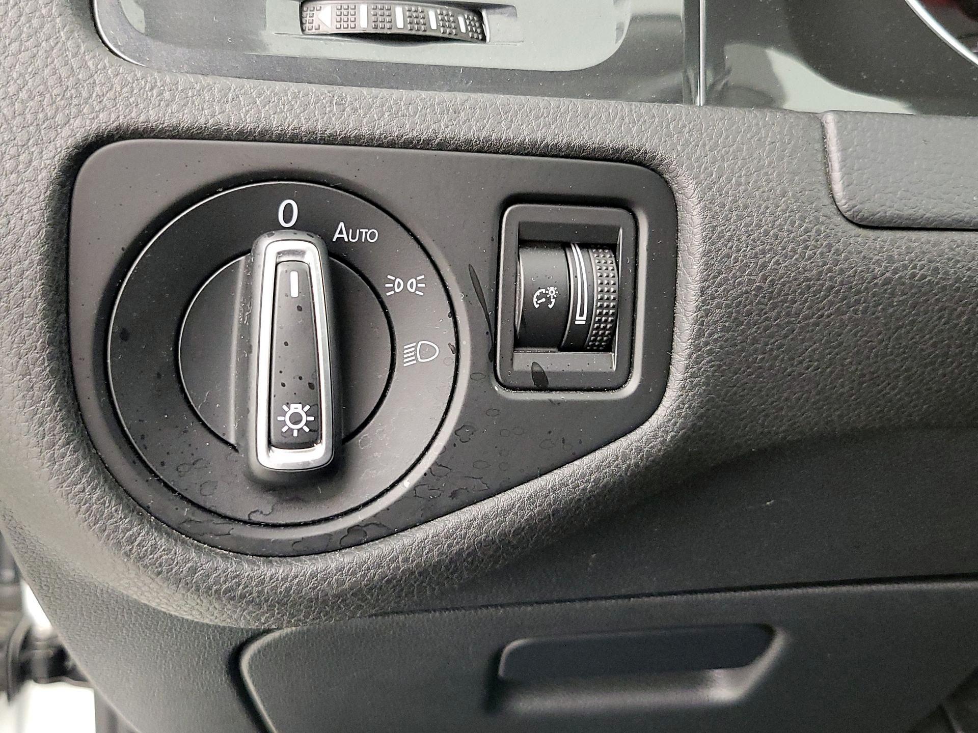 Thumbnail: 2019 Volkswagen e-Golf - 13